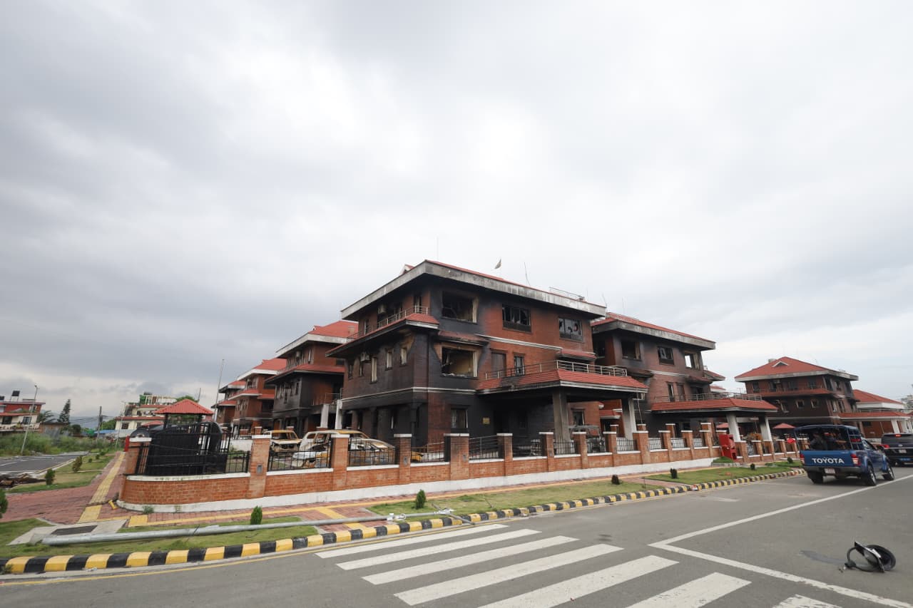 सरसफाइ गर्न पनि कोही पुगेनन् भैँसेपाटी, कस्तो छ मन्त्रीनिवासको अवस्था ? (तस्वीरहरू)
