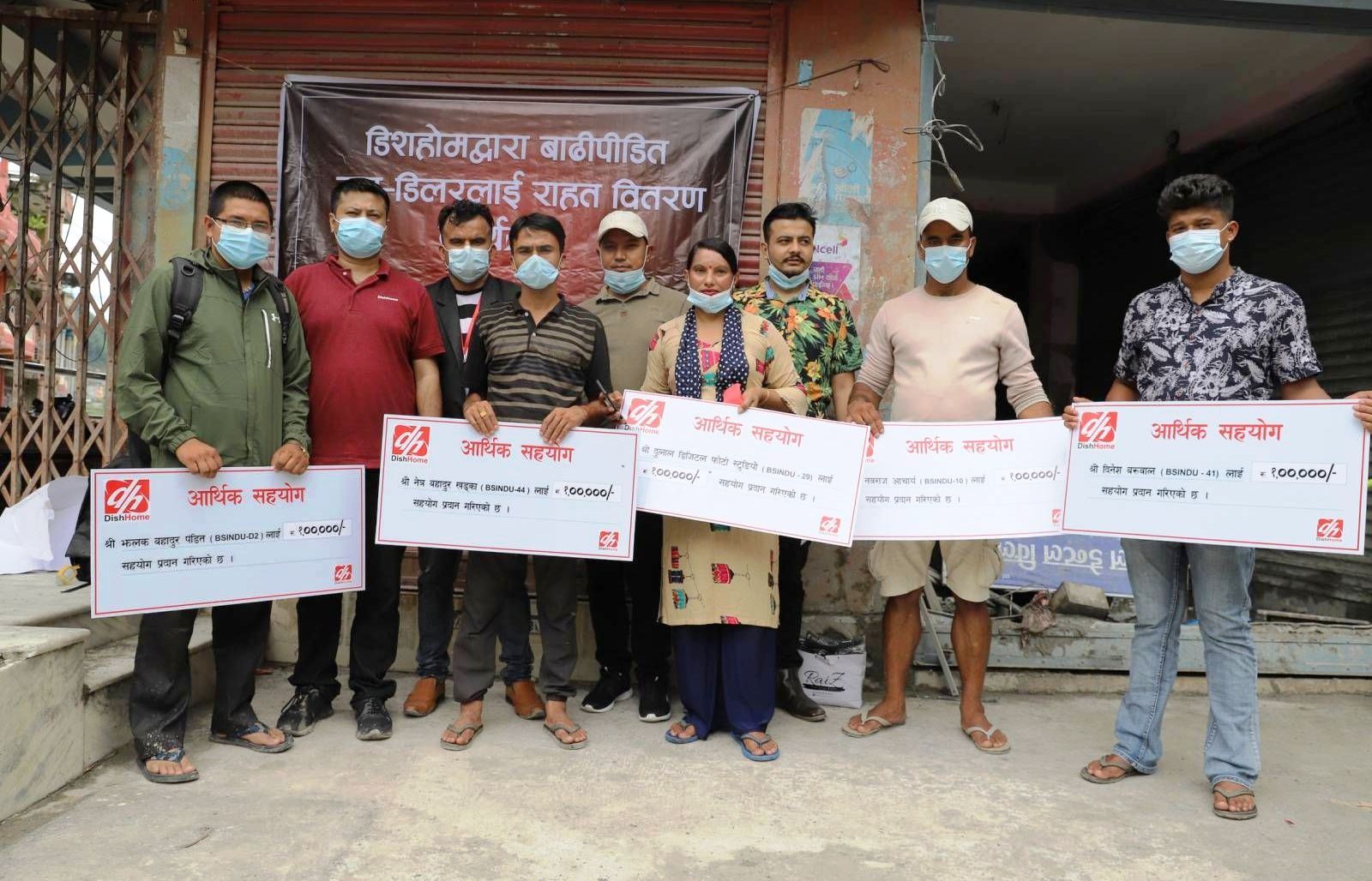 मेलम्चीका पाँच बाढीपीडित सब–डिलरलाई डिशहोमले दियो जनही १ लाख राहत