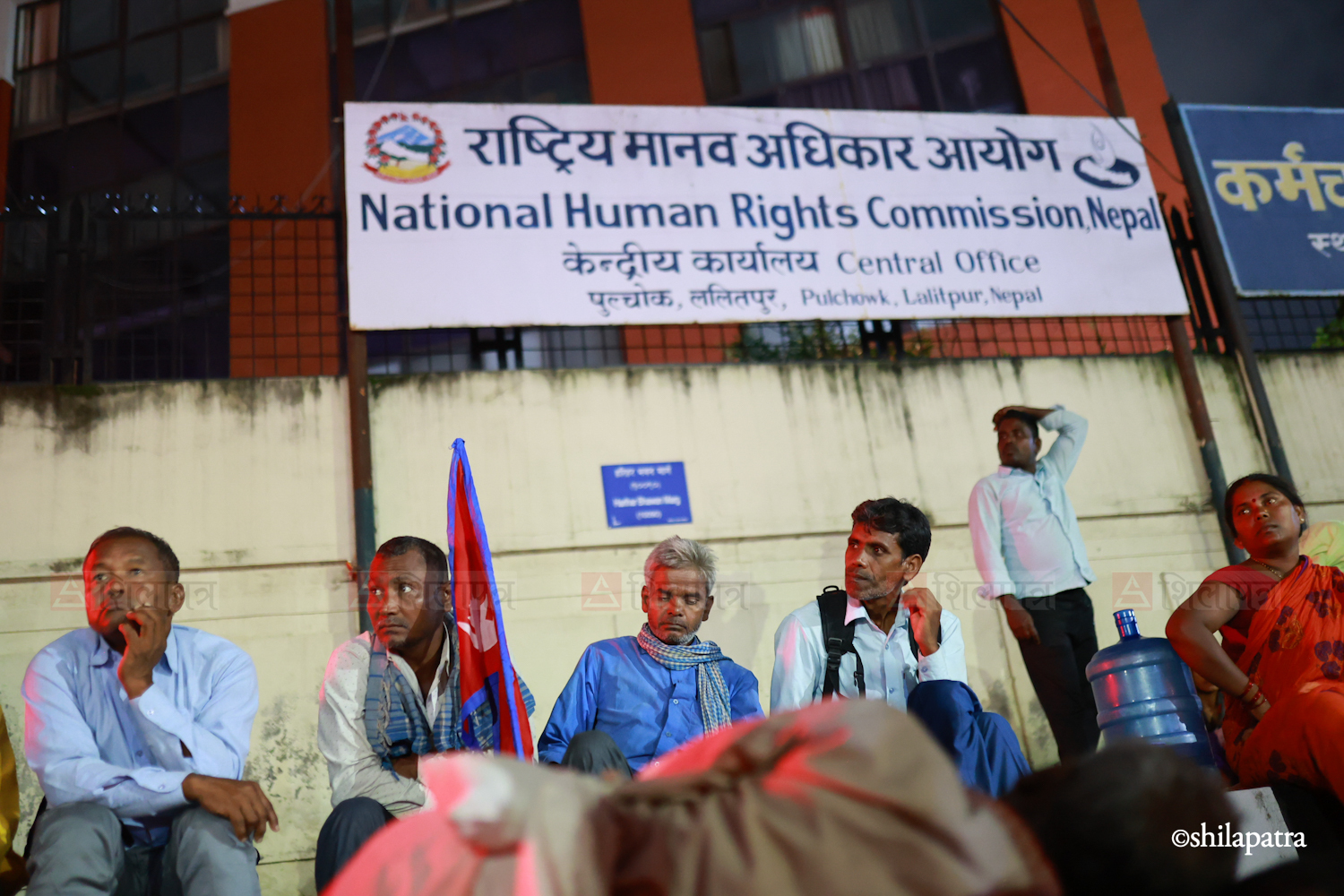 तस्वीरमा हेर्नुहोस् मानवअधिकार आयोगमा लघुवित्तपीडितहरूको धर्ना