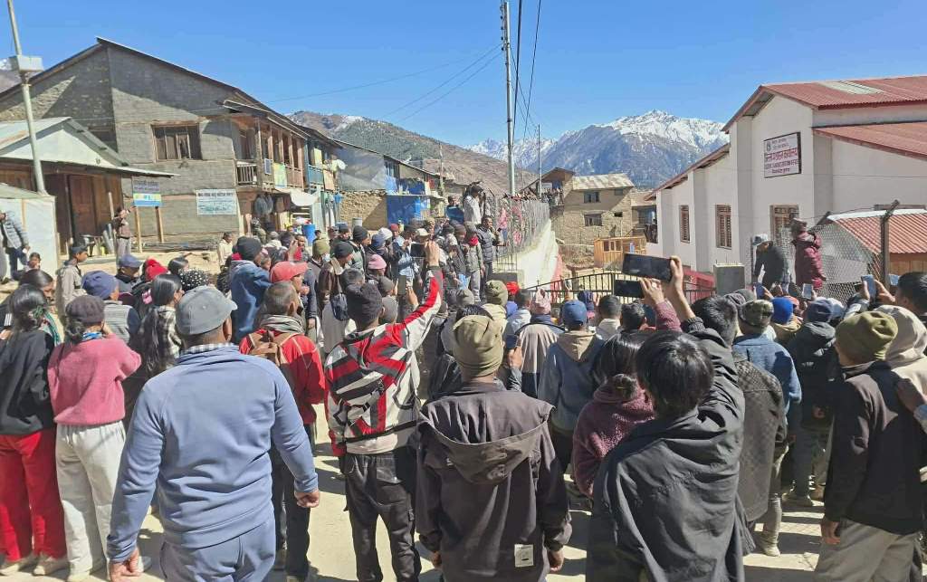 हुम्लामा निर्वाचन प्रहरीले गरे प्रशासन कार्यालयअगाडि नाराबाजी