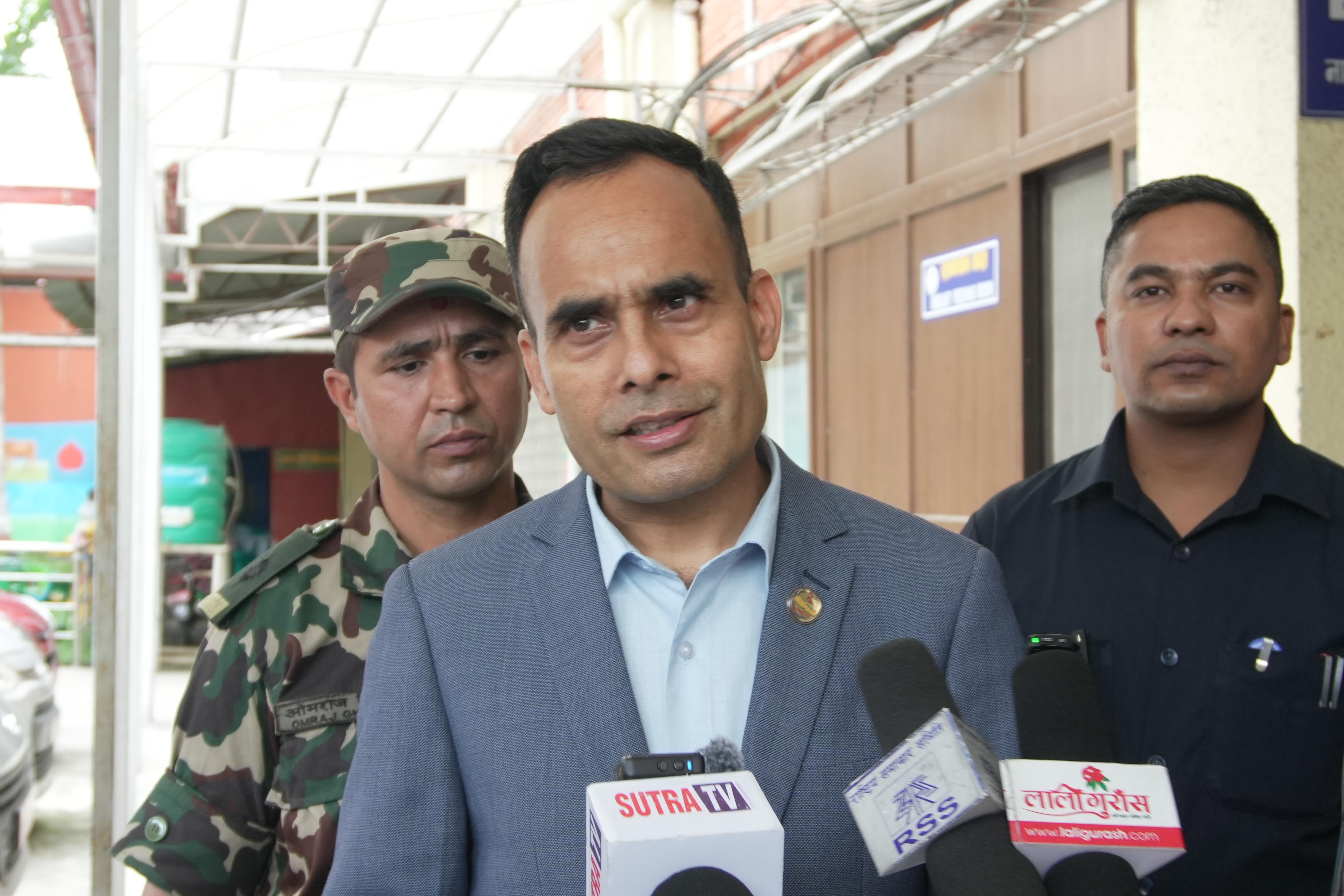 रसुवा बाढीका घाइतेलाई भेट्न शिक्षण अस्पताल पुगे मन्त्री तिमिल्सिना
