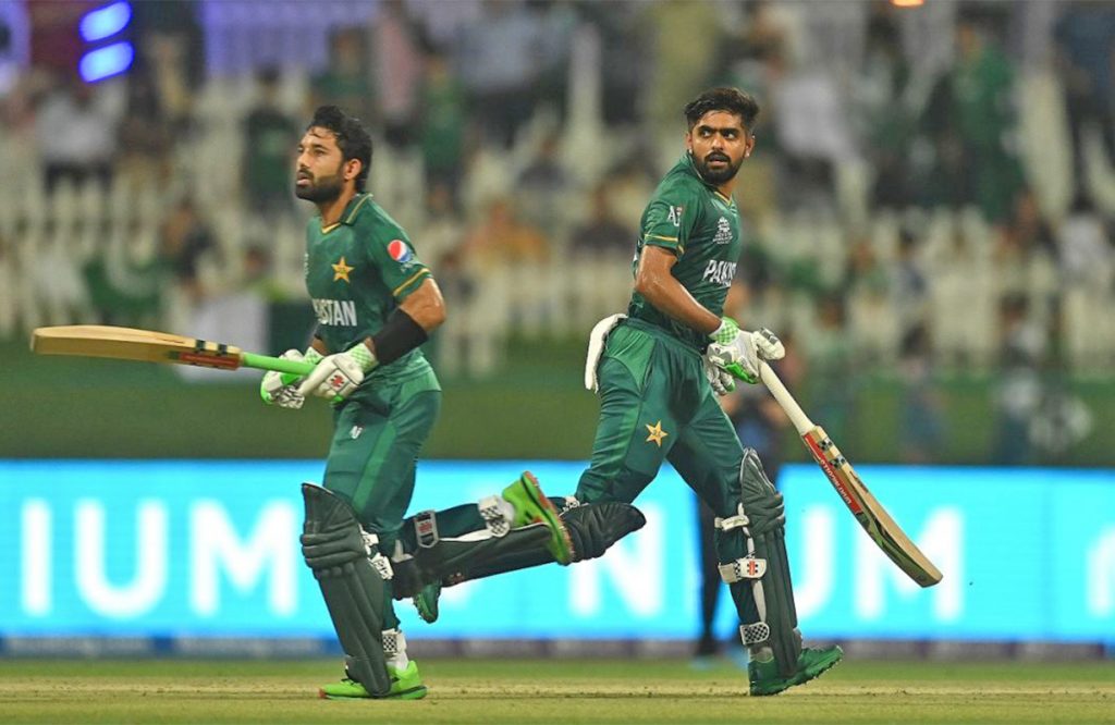 टी-२० विश्वकप :  लगातार चाैथाै जित निकाल्दै पाकिस्तान सेमिफाइनलमा
