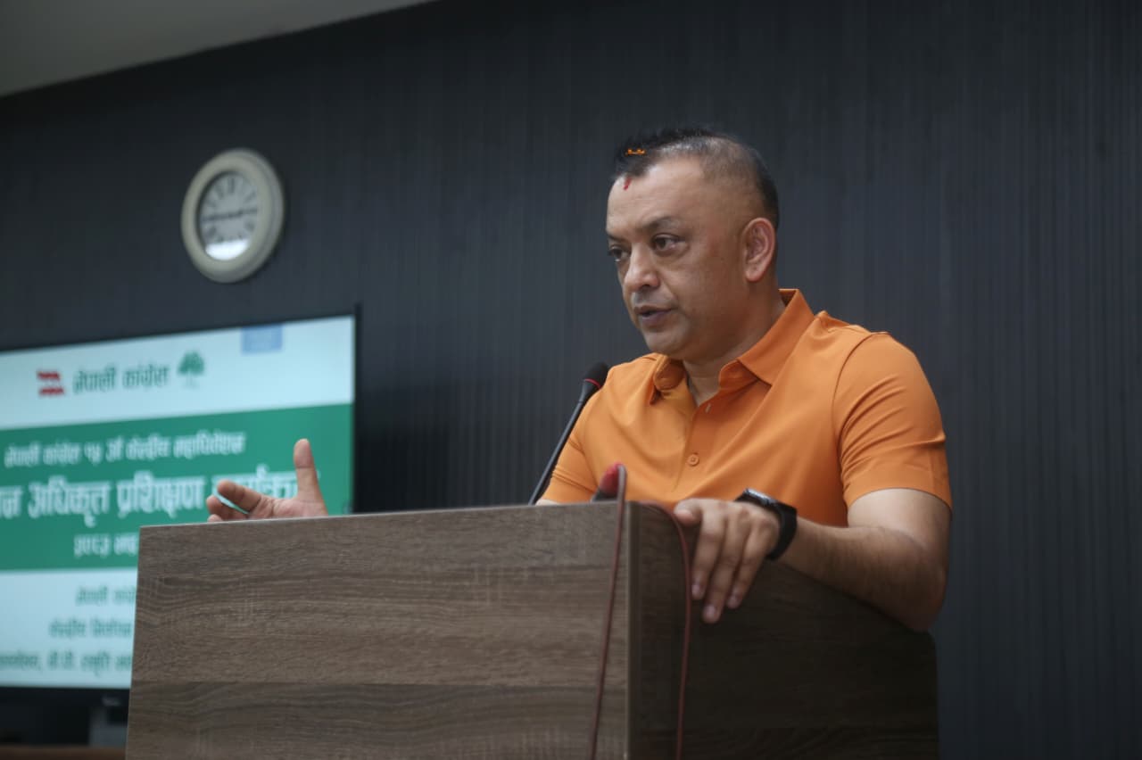 असन्तुष्ट नेताहरूसँग संवादमा छु : गगन थापा