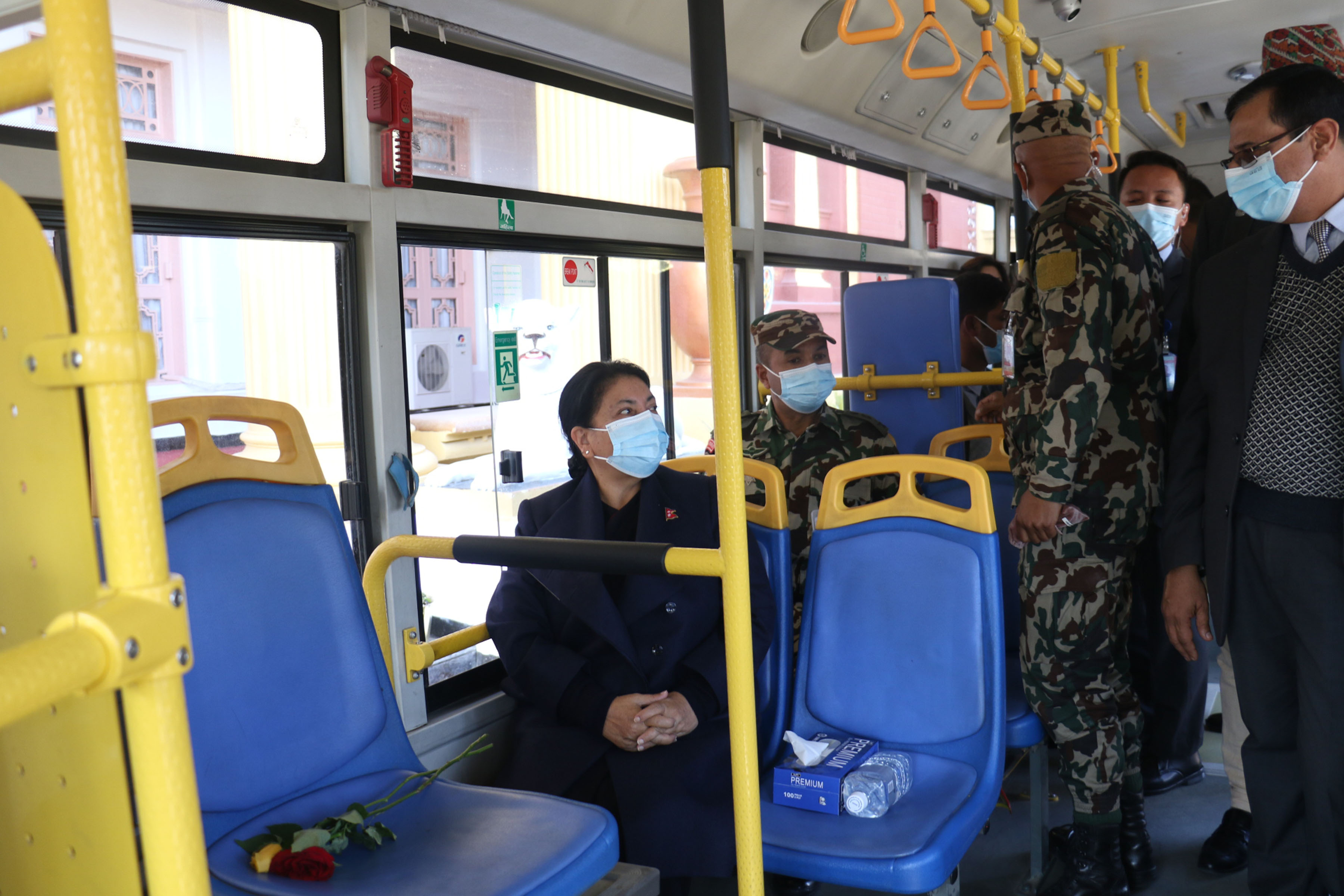 साझा बस चढेर पाटनढोका पुगिन् राष्ट्रपति भण्डारी (फोटो फिचर)