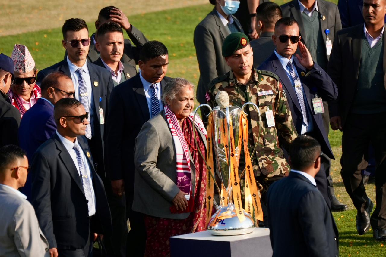एनपीएलको माहाैल: प्रधानमन्त्री पुगिन् खेल हेर्न, हेलिकोप्टरबाट पुष्पवृष्टि (तस्वीरहरू)