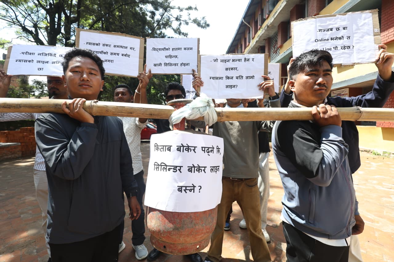 खाली सिलिन्डर बोकेर विद्यार्थीको सरकारविरुद्ध प्रदर्शन– चुलाे निभ्यो, पढाइ रोकियो (तस्वीरहरू)