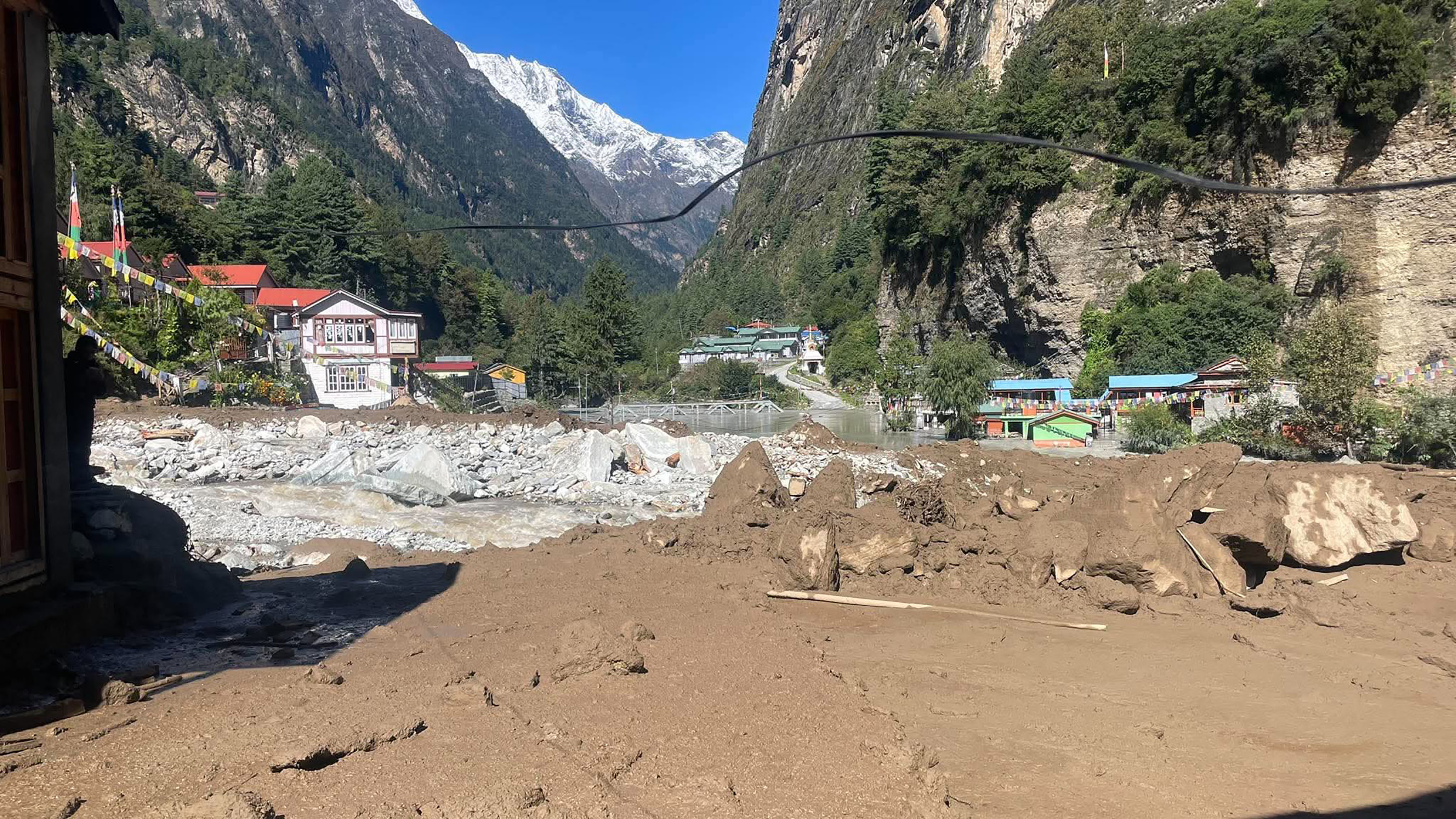 पहिरोले थुनियो मर्स्याङ्दी नदी, चामे बजार डुबानमा