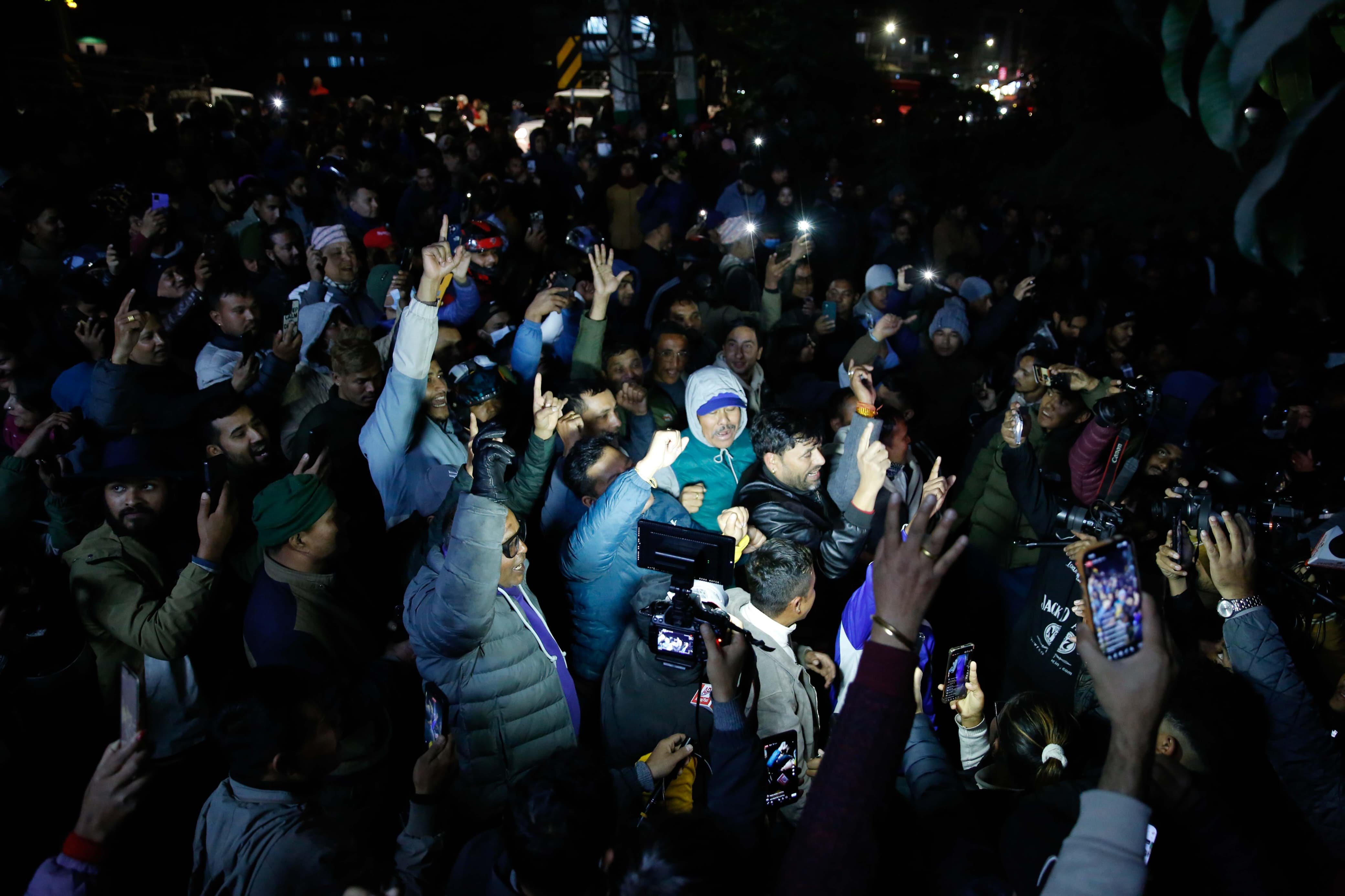 अदालतले रविलाई रिहा गर्नू भनेलगत्तै नख्खुमा उत्रियो समर्थकको भिड (तस्वीरहरू)