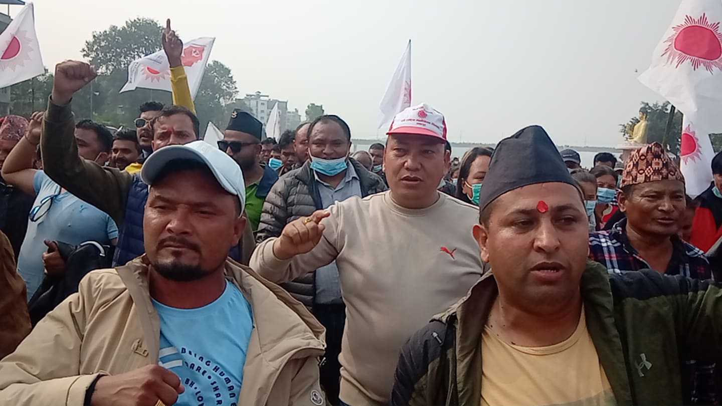 नारायणी नदी किनारमा घन्कियो 'केपी ओली र महेश बस्नेत जिन्दावाद'को नारा (भिडियो)