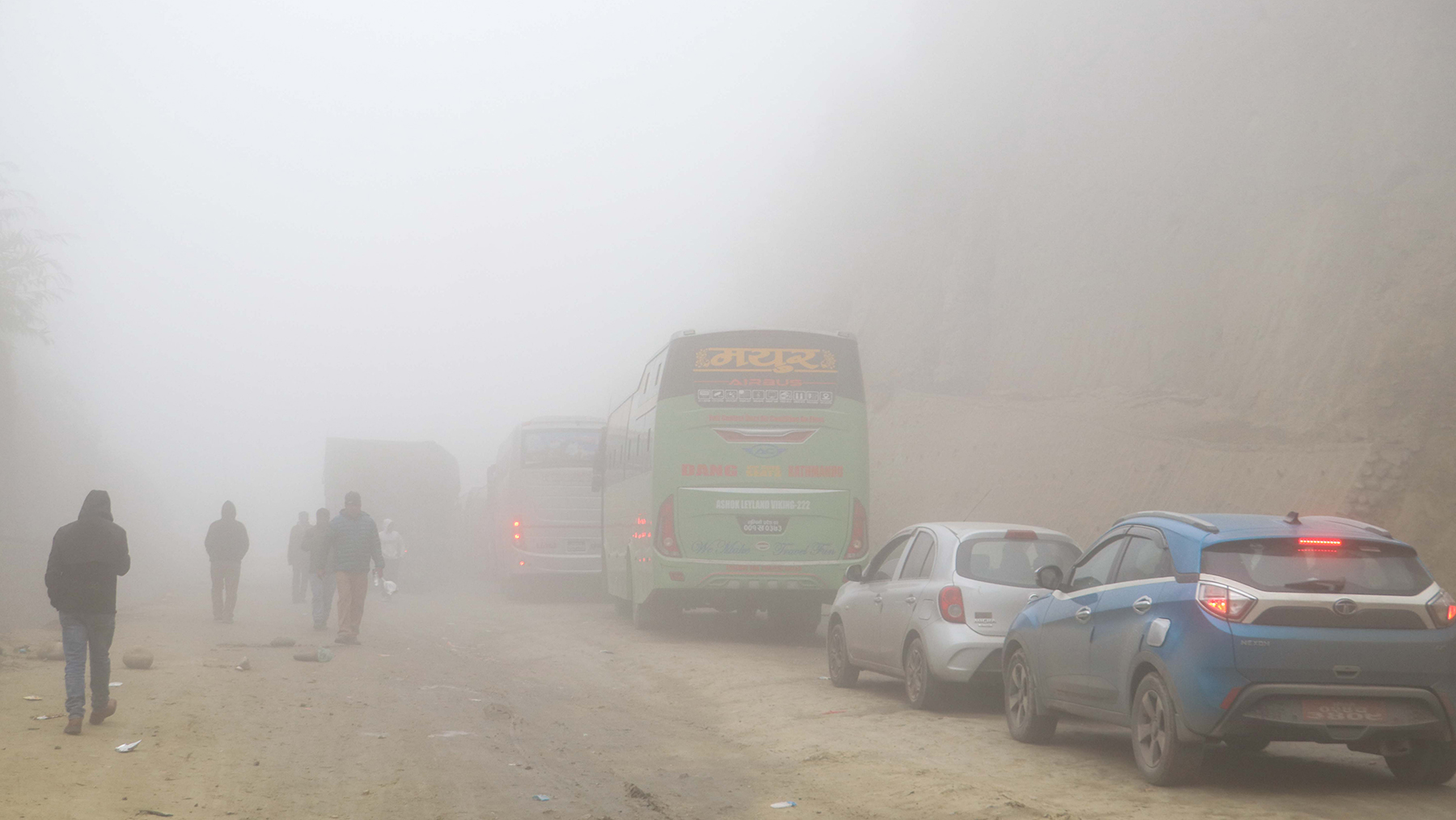 शीतलहरका कारण १५ सय गाडी दाउन्नेमा अड्किए, यात्रुको सडकमा बास (तस्वीरहरू)