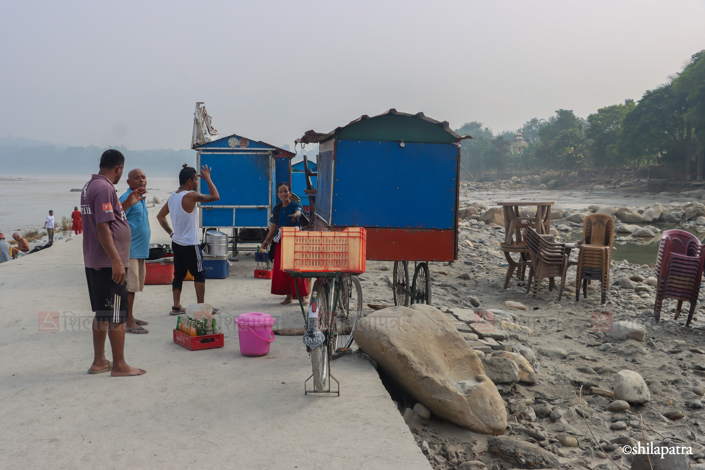 बगर बनेको नारायणी किनारमा फर्कन थाले व्यापारी, भन्छन्– यस्तो रूप देख्दा रुन मन लाग्छ (तस्वीरहरू)