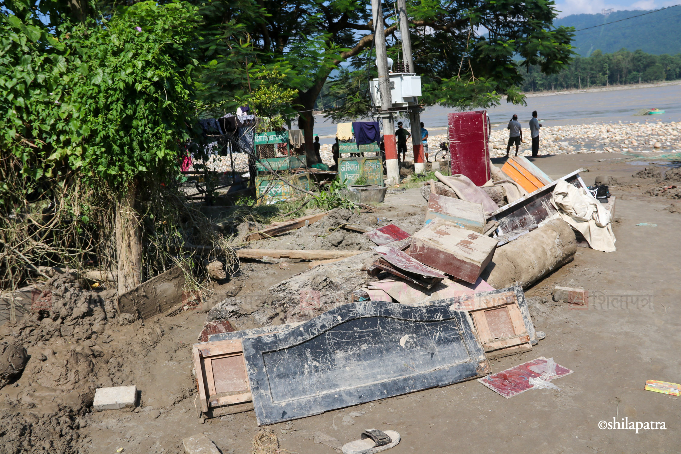 बाढीपछि यस्ताे देखियाे नारायणी किनार (तस्वीरहरू)