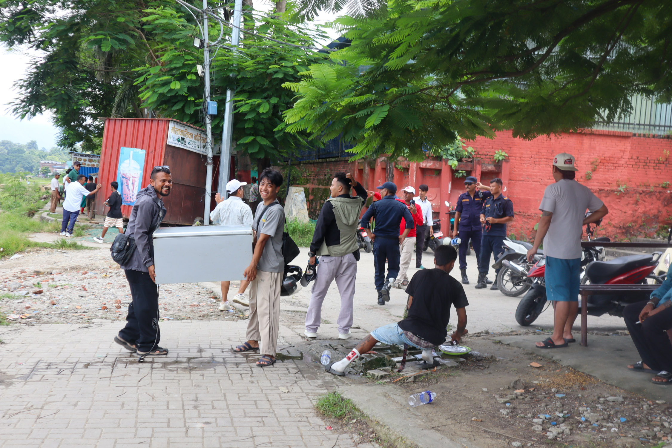 बाढी आउने सूचना पाएपछि चितवनस्थित नारायणी किनारका ठेला पसल सारिँदै [तस्वीरहरू]