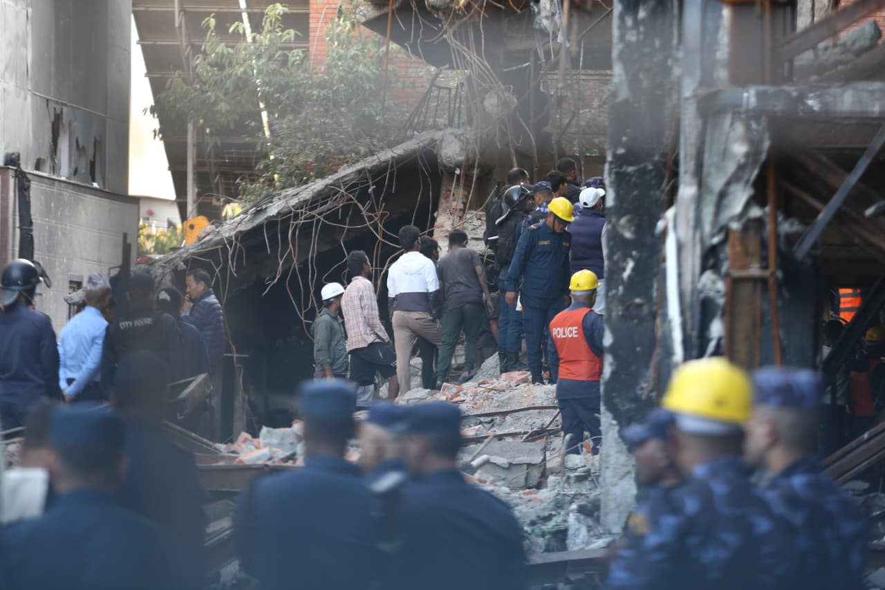 नक्साल भाटभटेनीको भग्नावशेष ढल्दा मजदुरहरू घाइते, अस्पताल लगियो (तस्वीरहरू)