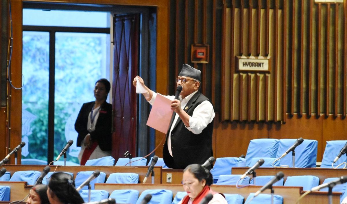संसदमा नेकपा एसका सांसद थापाले च्याते बजेट पुस्तिका