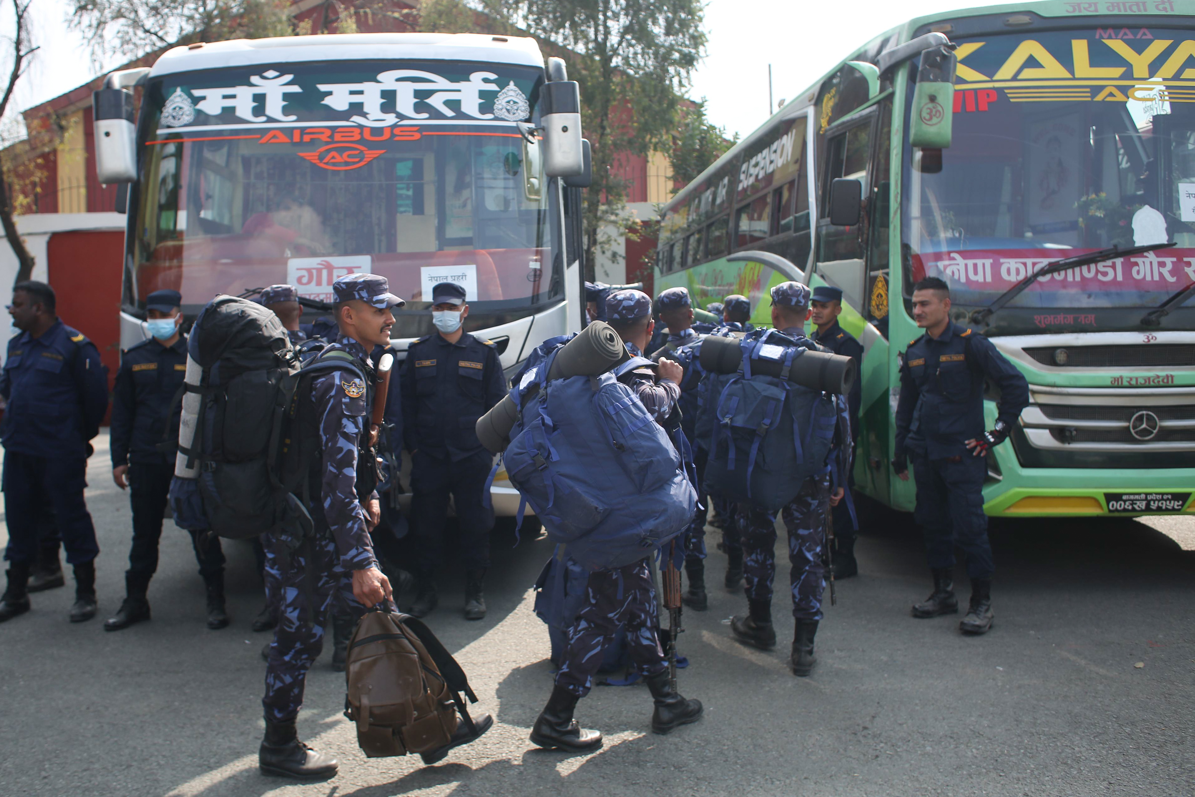 निर्वाचन सुरक्षार्थ महाराजगञ्जस्थित १ नम्बर गणबाट विभिन्न जिल्लातर्फ जाँदै नेपाल प्रहरीका टोली (तस्वीरहरू)