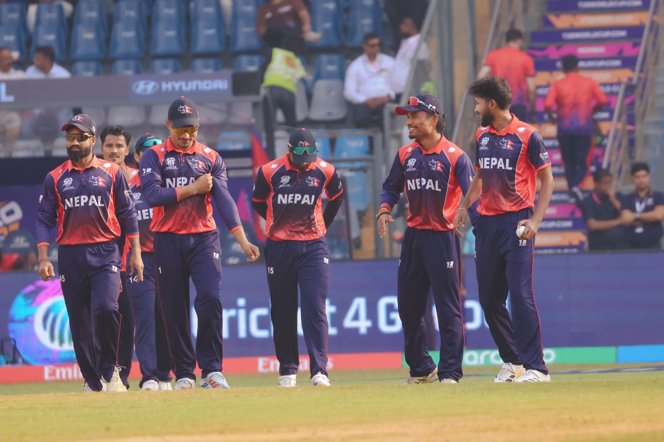 स्कटल्यान्डविरुद्ध फिल्डिङ गर्दै नेपाल