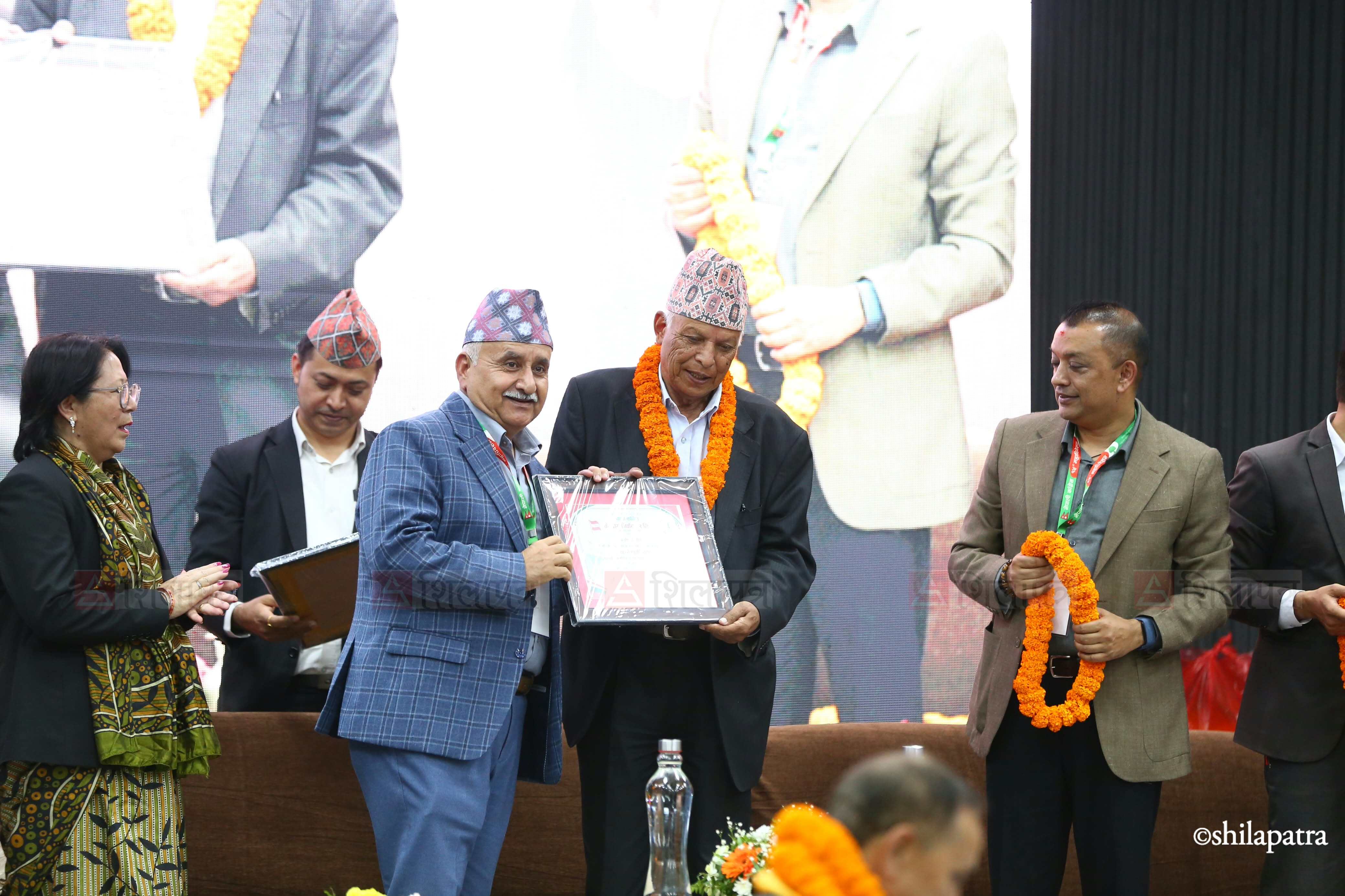 तस्वीरमा हेर्नुहाेस् कांग्रेसका पदाधिकारी र सदस्यको शपथग्रहण