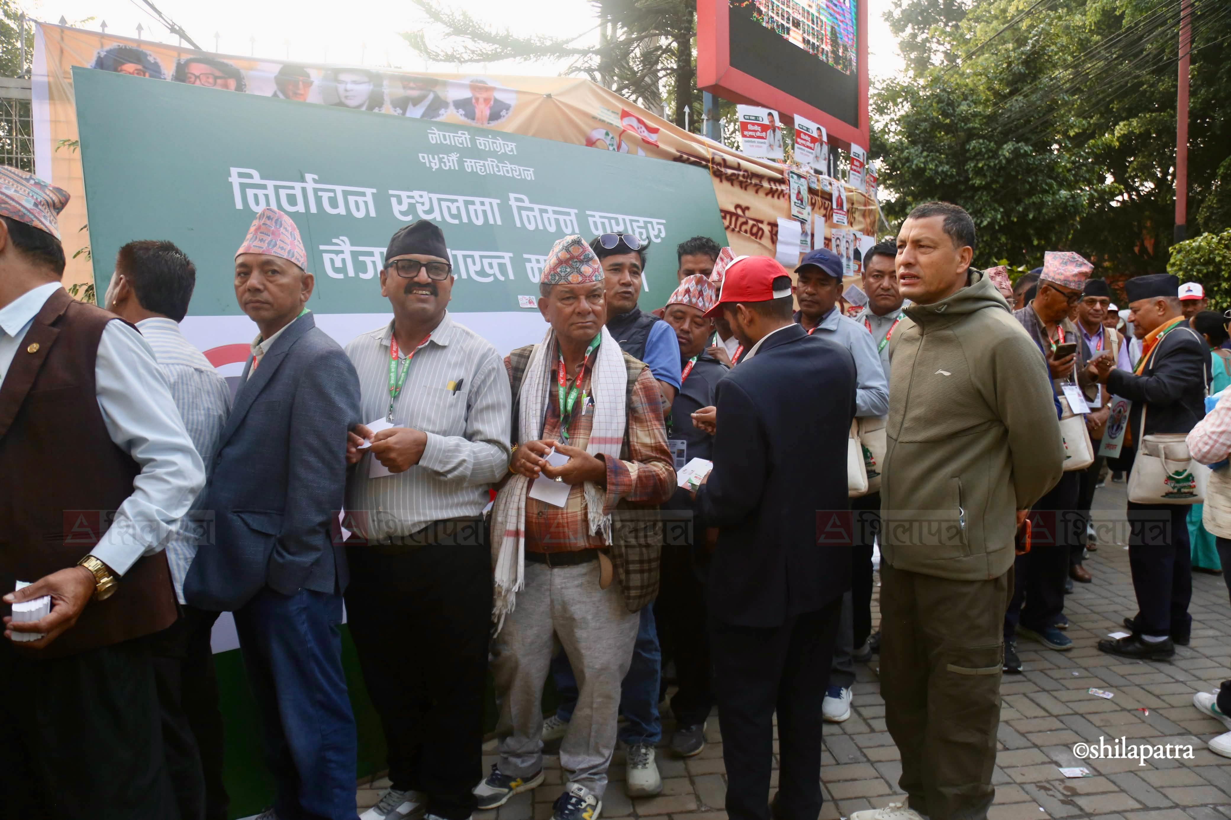 कांग्रेसमा नयाँ नेतृत्व छान्न प्रतिनिधि लाइनमा (तस्वीरहरू)