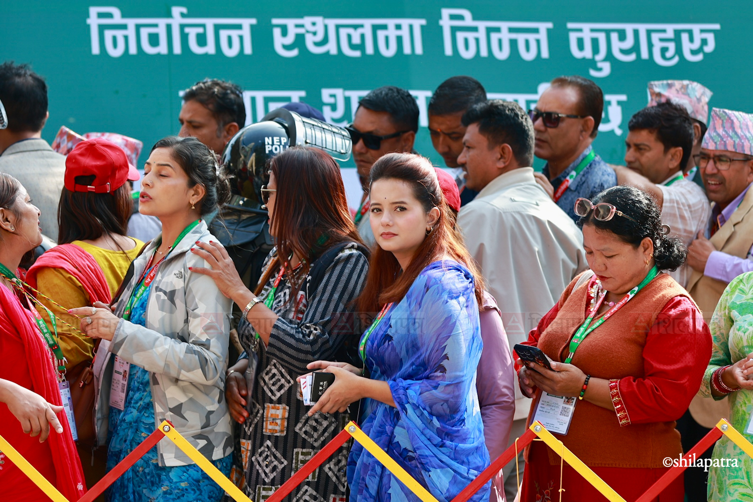 कांग्रेसको नयाँ नेतृत्व छान्न खुलामञ्चमा यसरी भइरहेकाे छ मतदान (तस्वीरहरू)