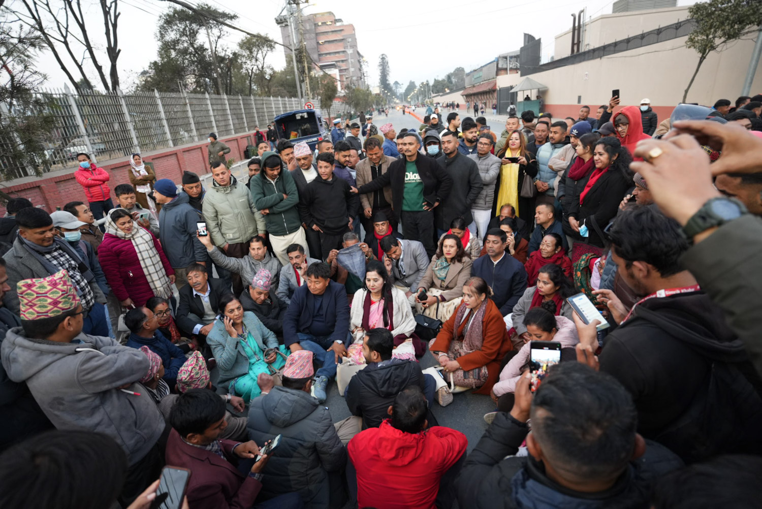 बहादुर भवनअगाडि कांग्रेसीहरू आमनेसामने, जमल सडक ठप्प