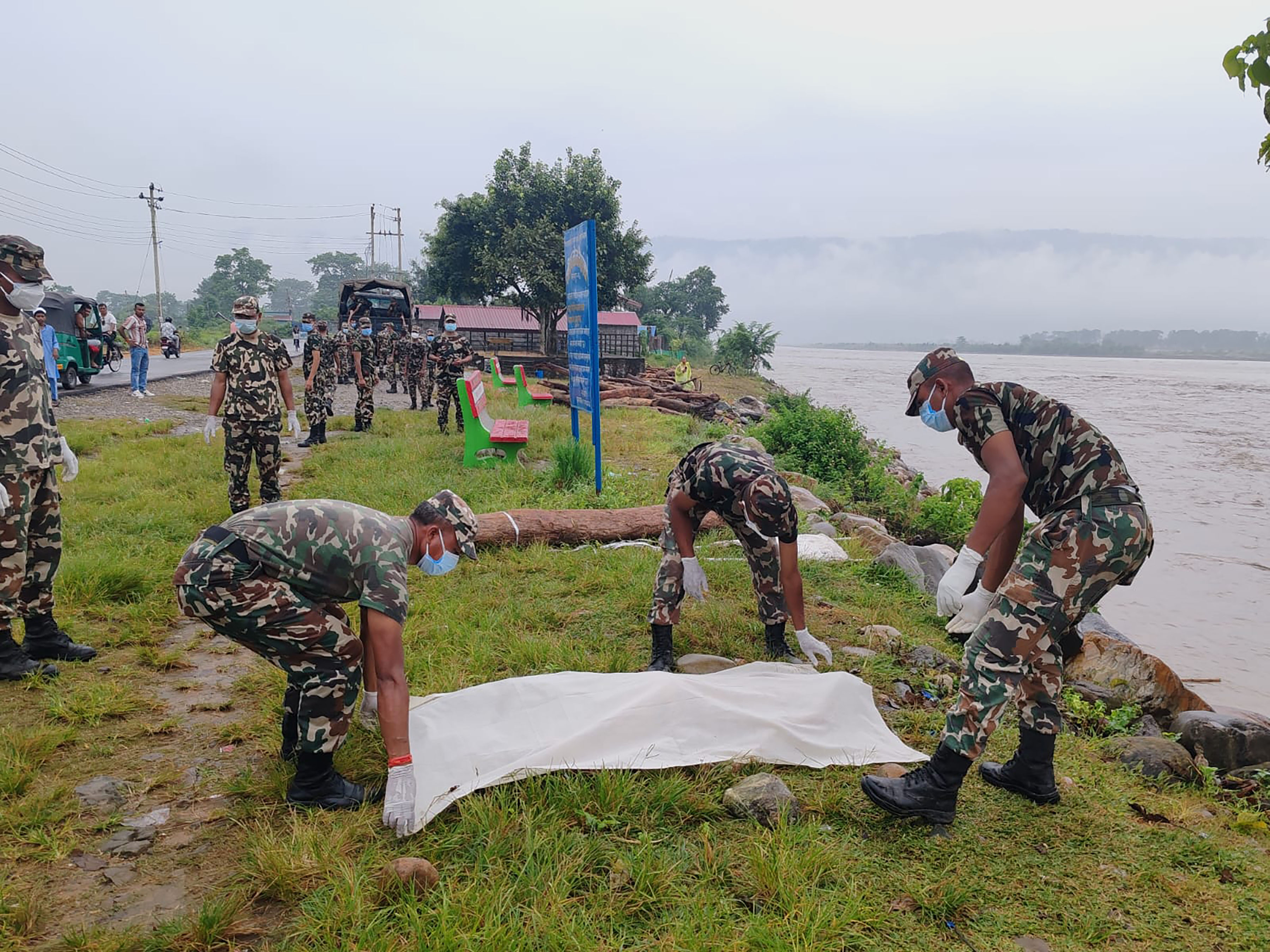 रसुवा बाढी : गोरखामा भेटिएका २९ शवको अन्त्येष्टि गरियो