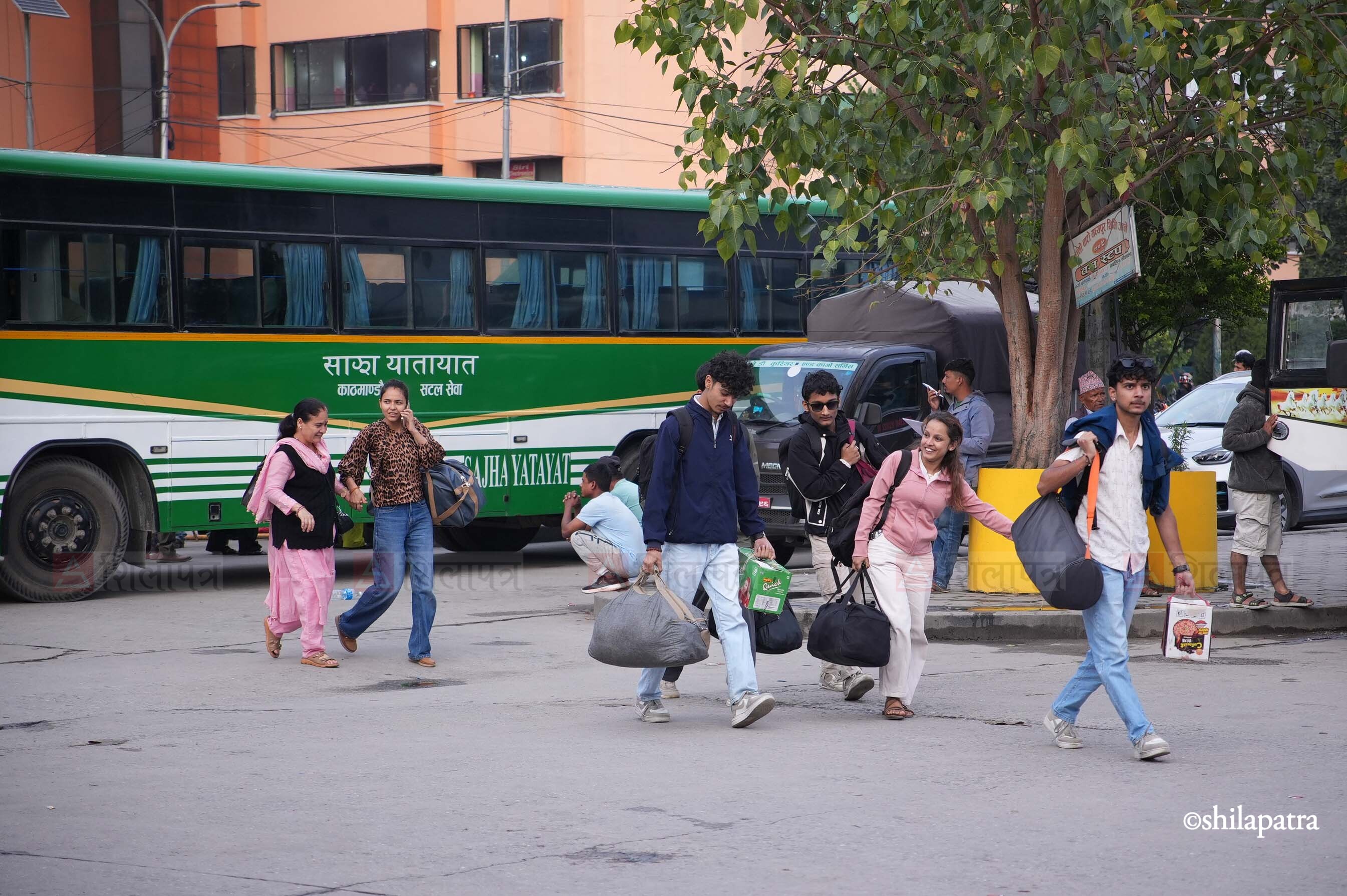 दसैँ नजिकिएसँगै नयाँबसपार्कमा बढ्यो घर फर्किने यात्रुको चहलपहल (तस्वीरहरू)