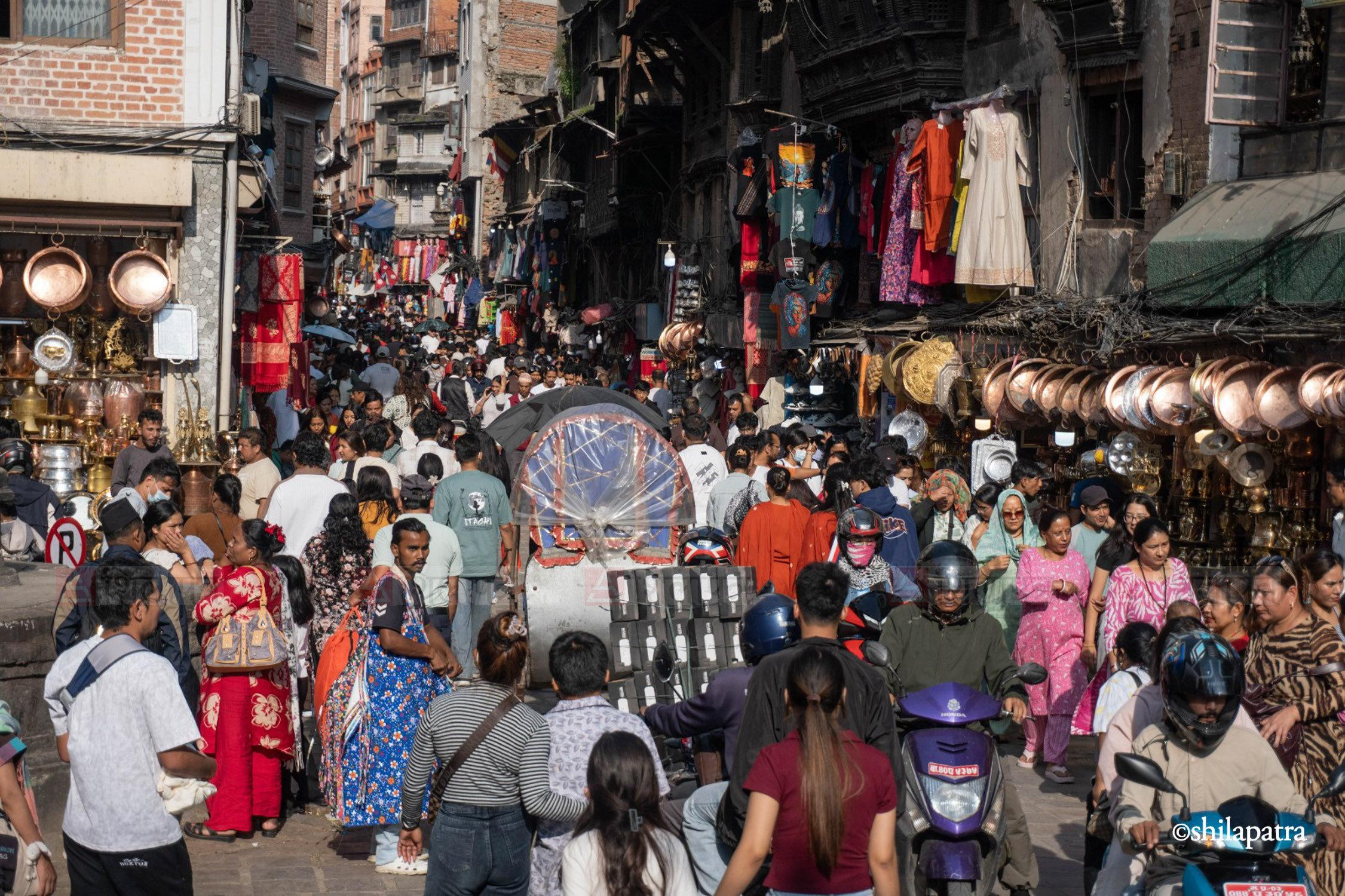 दसैँ नजिकिएसँगै न्यूरोडमा बढ्यो किनमेल गर्नेको भीड (तस्वीरहरू)