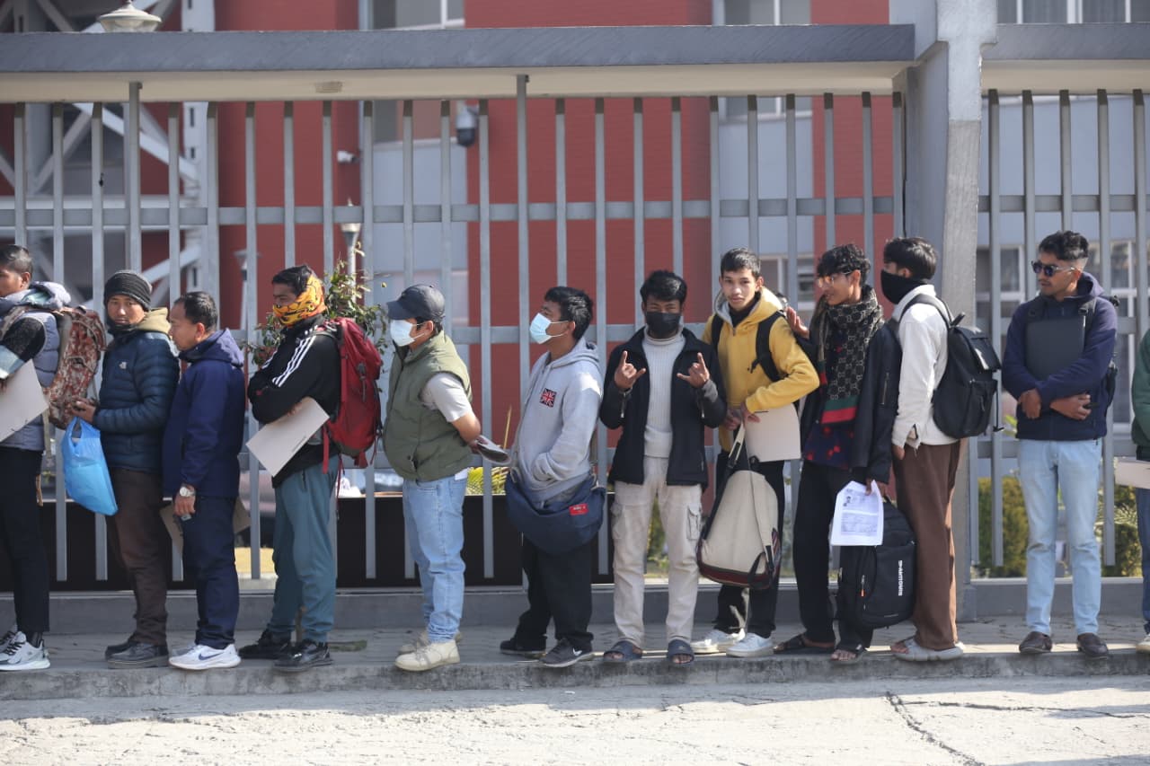 निर्वाचन प्रहरीका लागि आवेदन दिनेहरूको भिड (तस्वीरहरू)