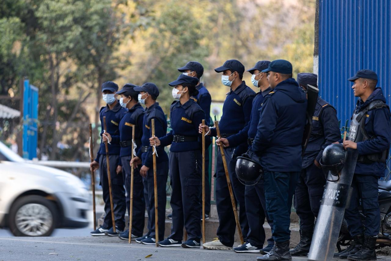 फिल्डमा खटिन थाले निर्वाचन प्रहरी [तस्वीरहरू]