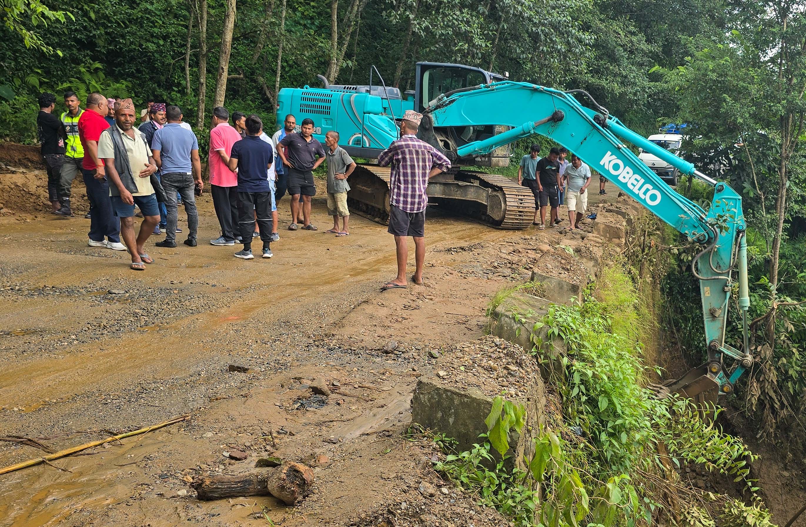 नुवाकोटको पटाबारीमा पहिरो, राहत बोकेका गाडी रोकिए [तस्वीरहरू]