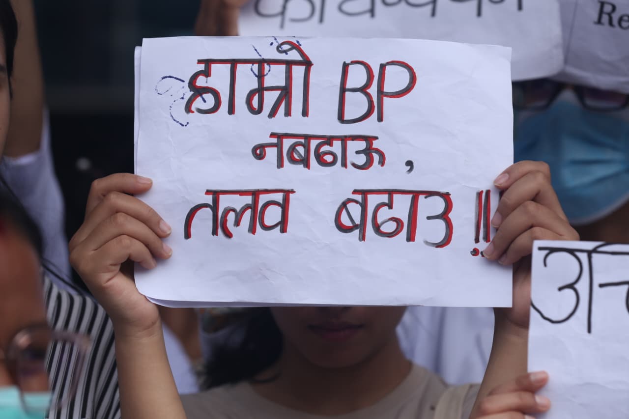 ‘हाम्रो ब्लडप्रेसर होइन, तलब बढाऊ’ भन्दै नर्सहरूको प्रदर्शन [तस्वीरहरू]