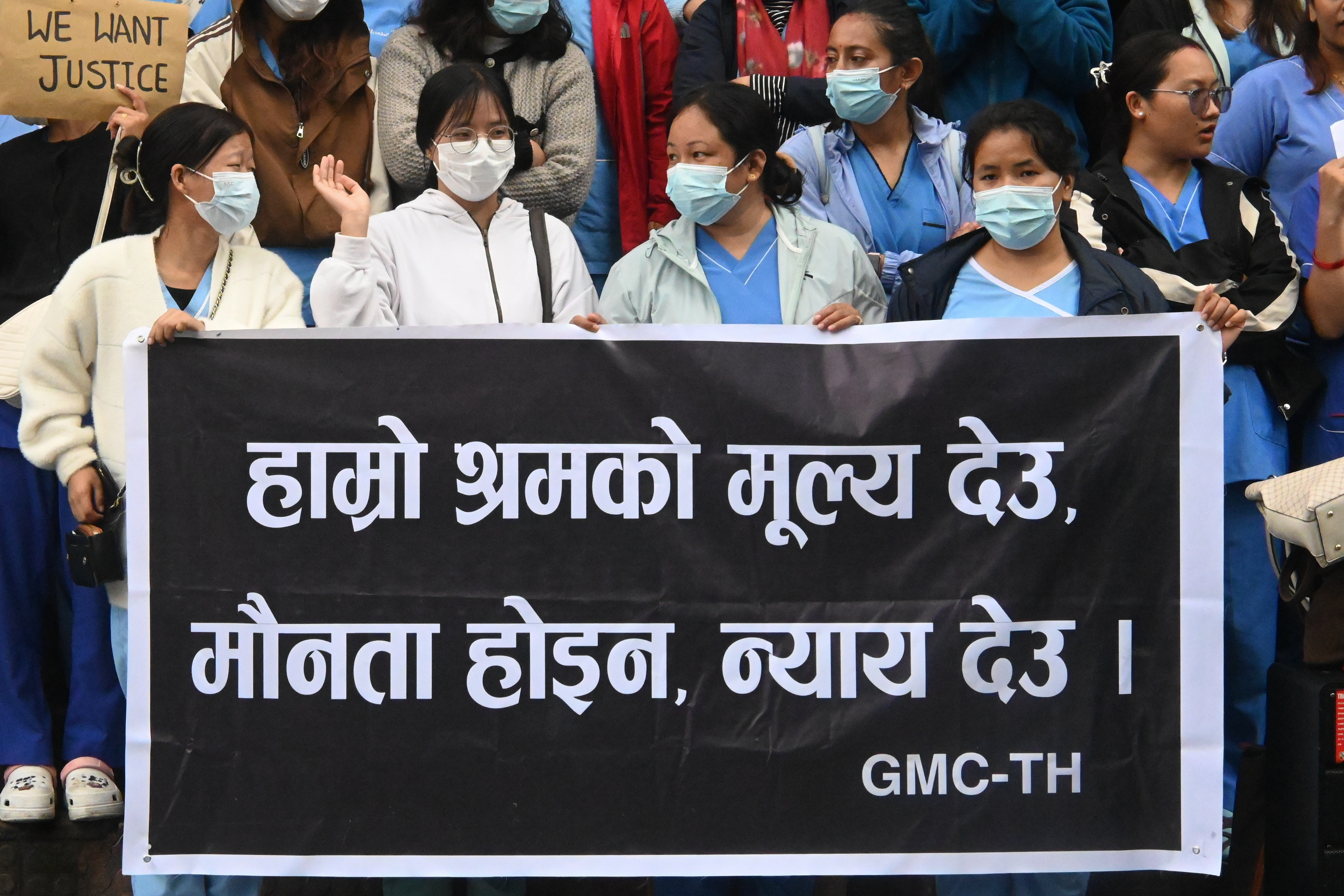 नर्सलाई बाइपास गर्दै सरकारसँग सहमति भएको भन्दै पोखरामा गण्डकी मेडिकल कलेजका नर्सहरू आन्दोलित (तस्वीरहरू)