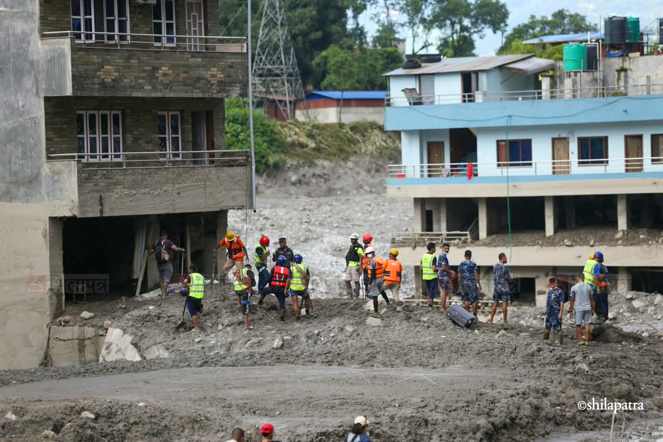 तस्वीरमा हेर्नुहाेस् बाढीप्रभावित नुवाकोटको ढुंगेबजार र देवीघाट बजार