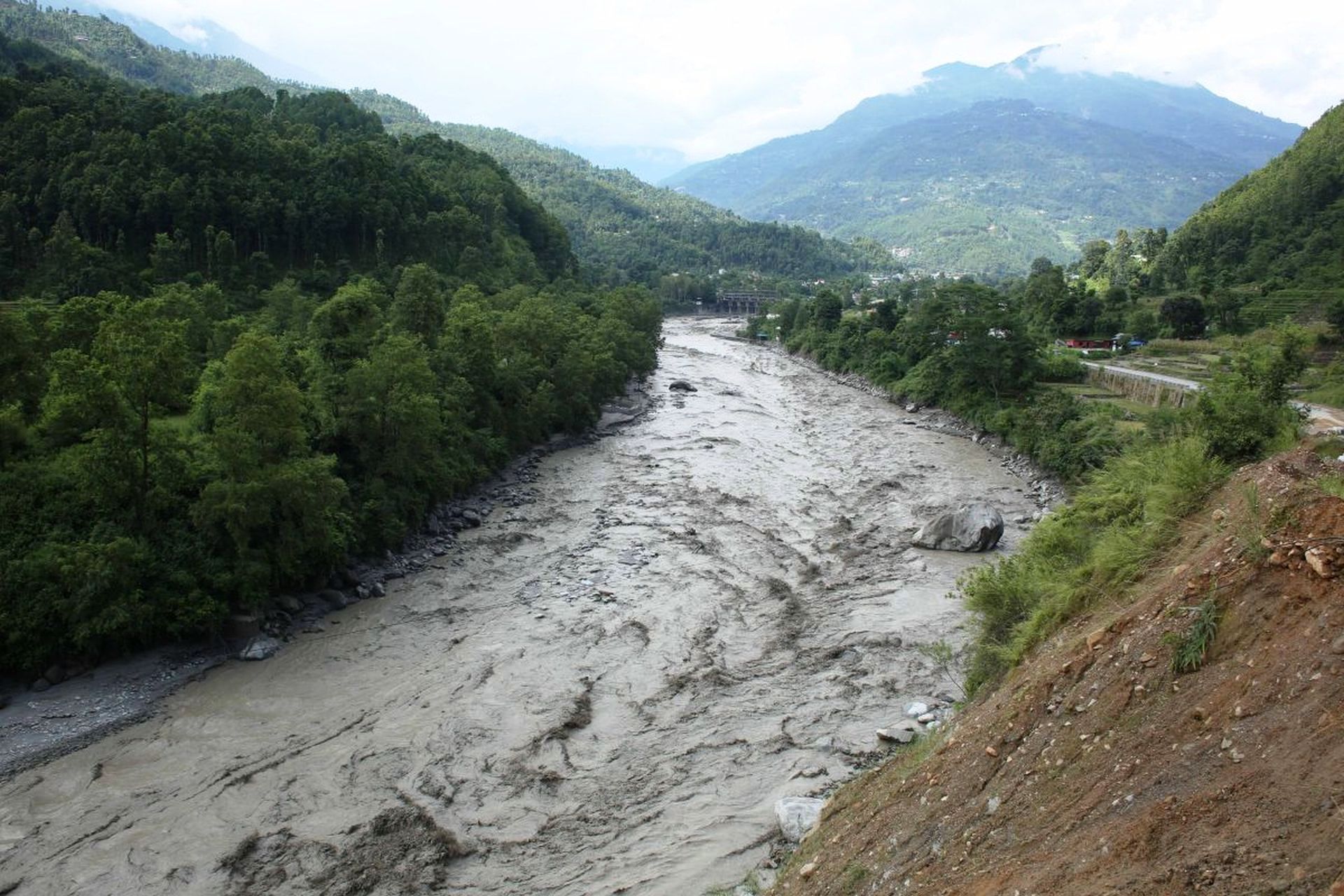 भीषण बाढीपछि घट्दो क्रममा रहेको भोटेकोसी (फोटो फिचर)