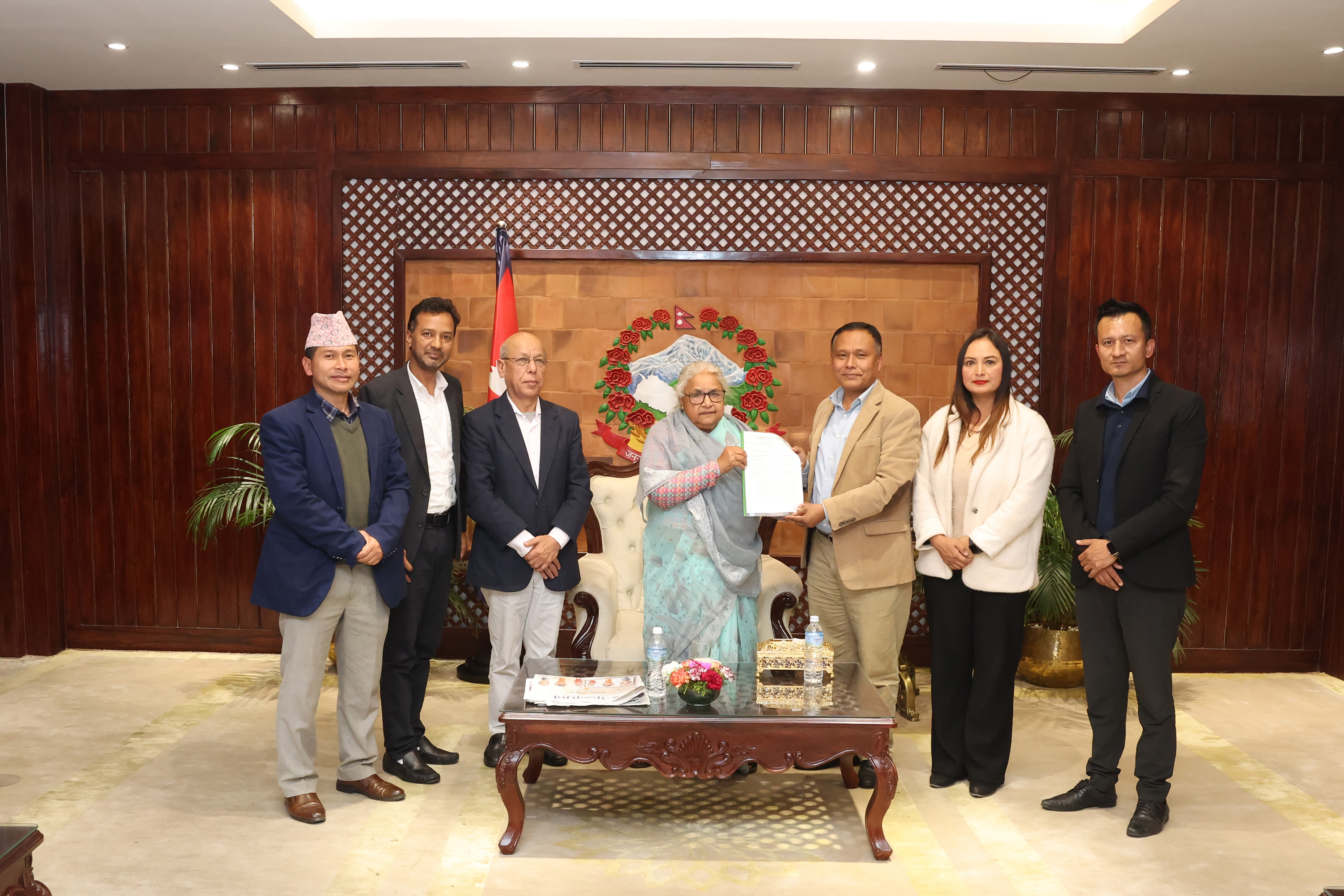 प्रधानमन्त्रीलाई भेटेर कुलमानले भने- तपाईंकाे नेतृत्वमा देशले सेफल्यान्डिङ पाएको छ