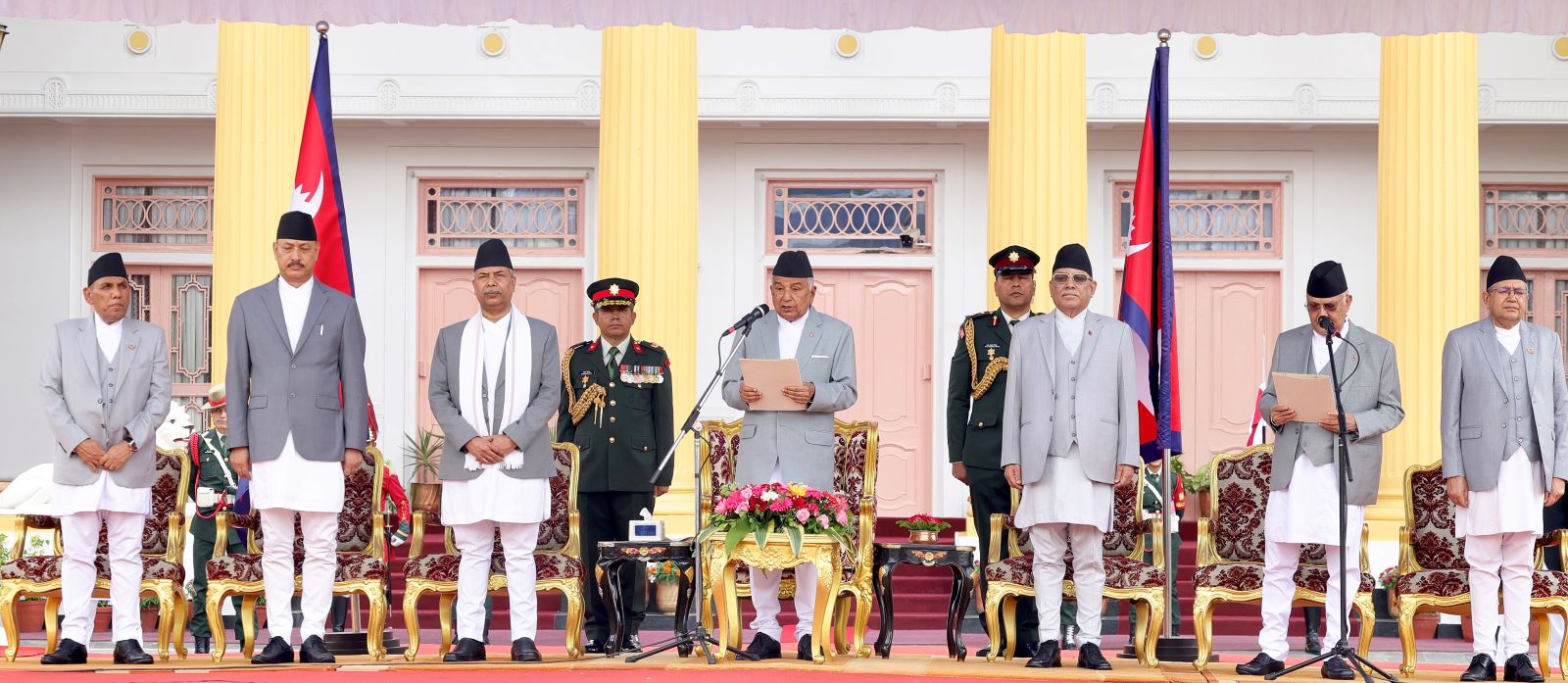 ओलीले लिए प्रधानमन्त्रीको शपथ, प्रचण्ड पनि शीतलनिवासमा