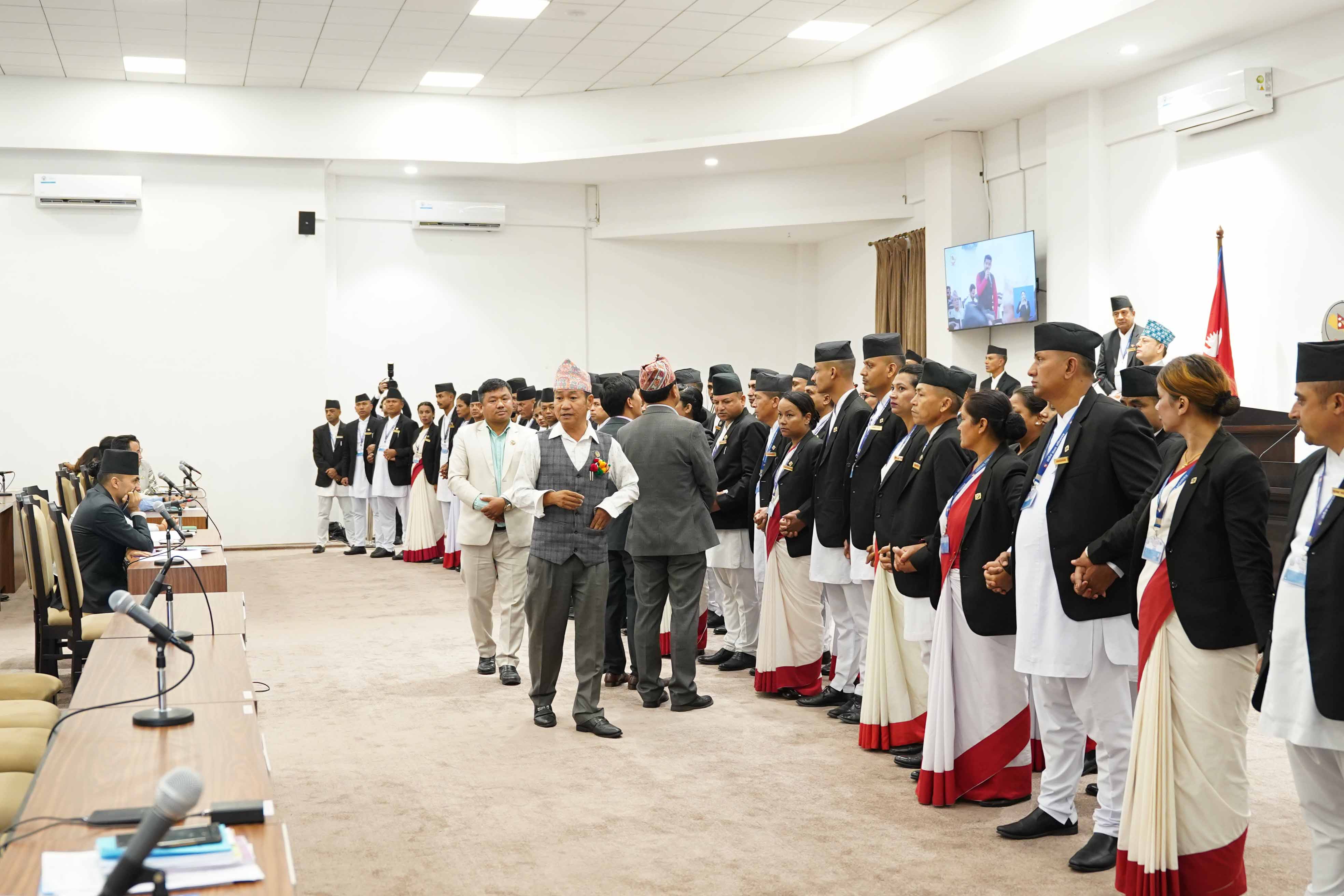 प्रश्नको जवाफ माग्दै श्रम संस्कृति पार्टीका सांसदले घेरे वेल, सभामुखले गराए सचेत