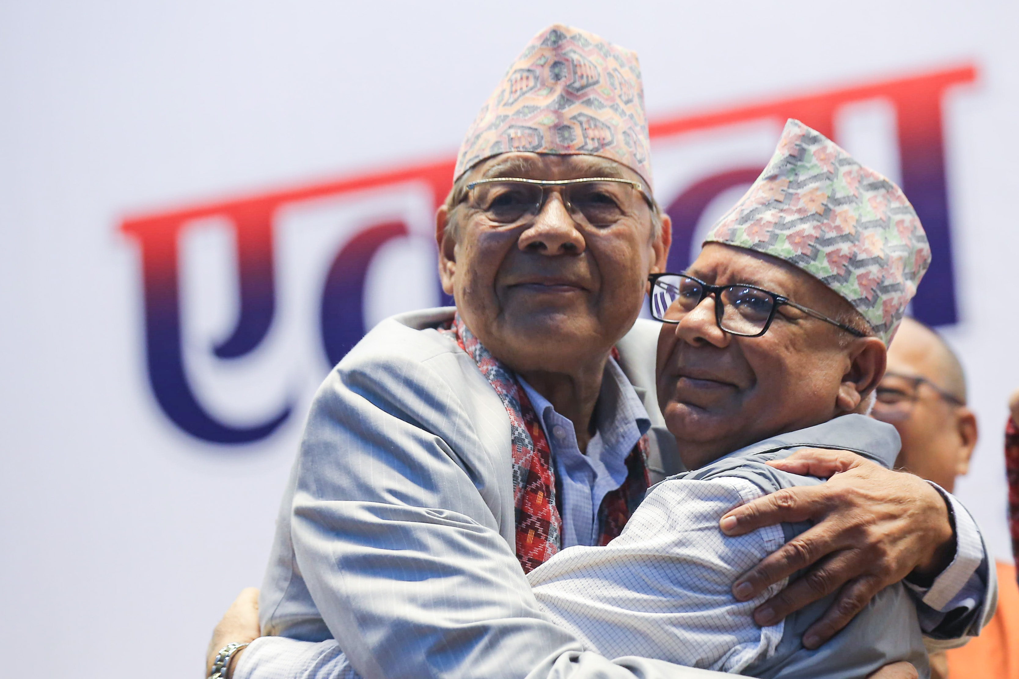 अँगालोमा बाँधिए माधव–वामदेव, कार्यकर्ताको हुटिङ (तस्वीरहरू)