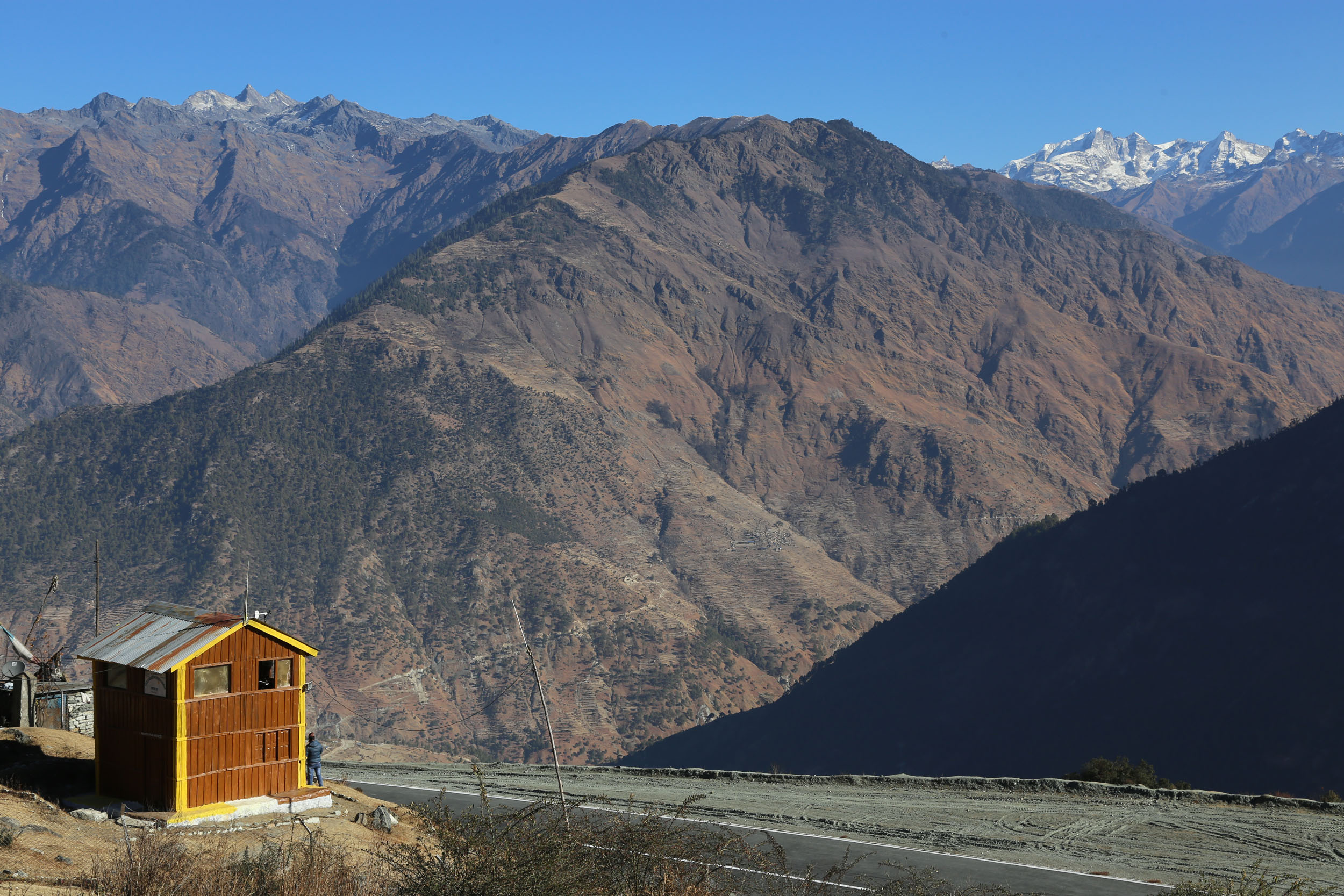 रुमल्लिएको रारा विमानस्थल : १९ वर्षदेखि काठको टहरोमै ‘टर्मिनल टावर’ 