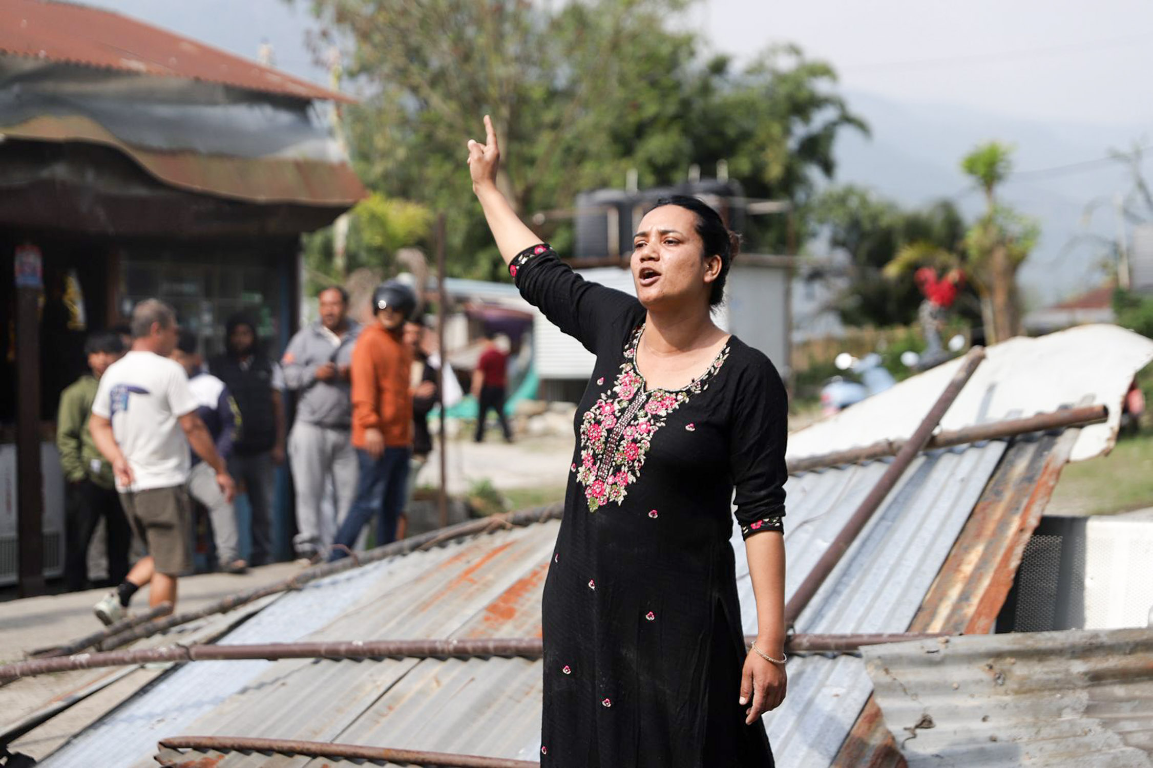 फेवाताल छेउछाउका संरचनामा झिसमिसेमै डोजर चलेपछि... [तस्वीरहरू]