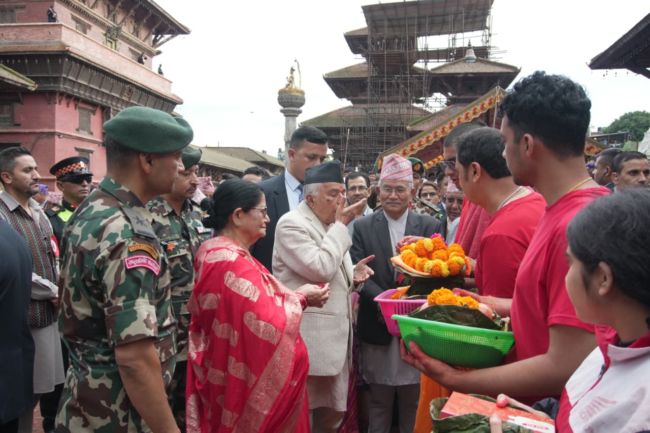 राष्ट्रपतिले गरे पाटन कृष्ण मन्दिरको दर्शन