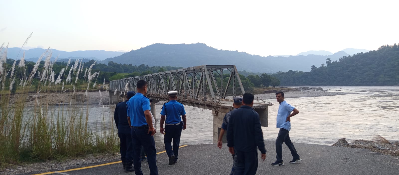 बाढीपहिरोले घिरिङका सात झोलुंगे पुल र बेलिब्रिजमा क्षति, आवागमन प्रभावित