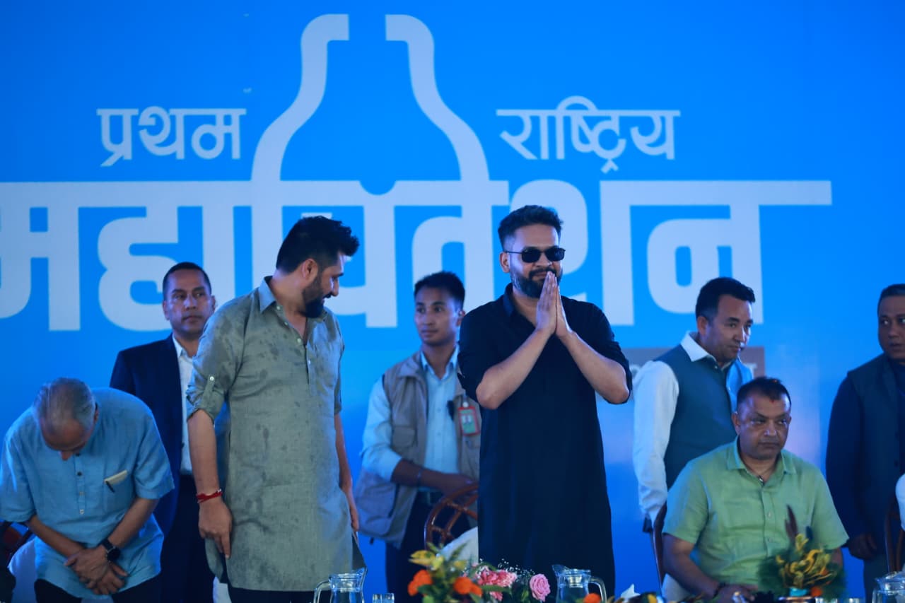 रवि–गगन उस्तै रङको सर्टमा, बालेन कालो कमिजमा [तस्वीरहरू]