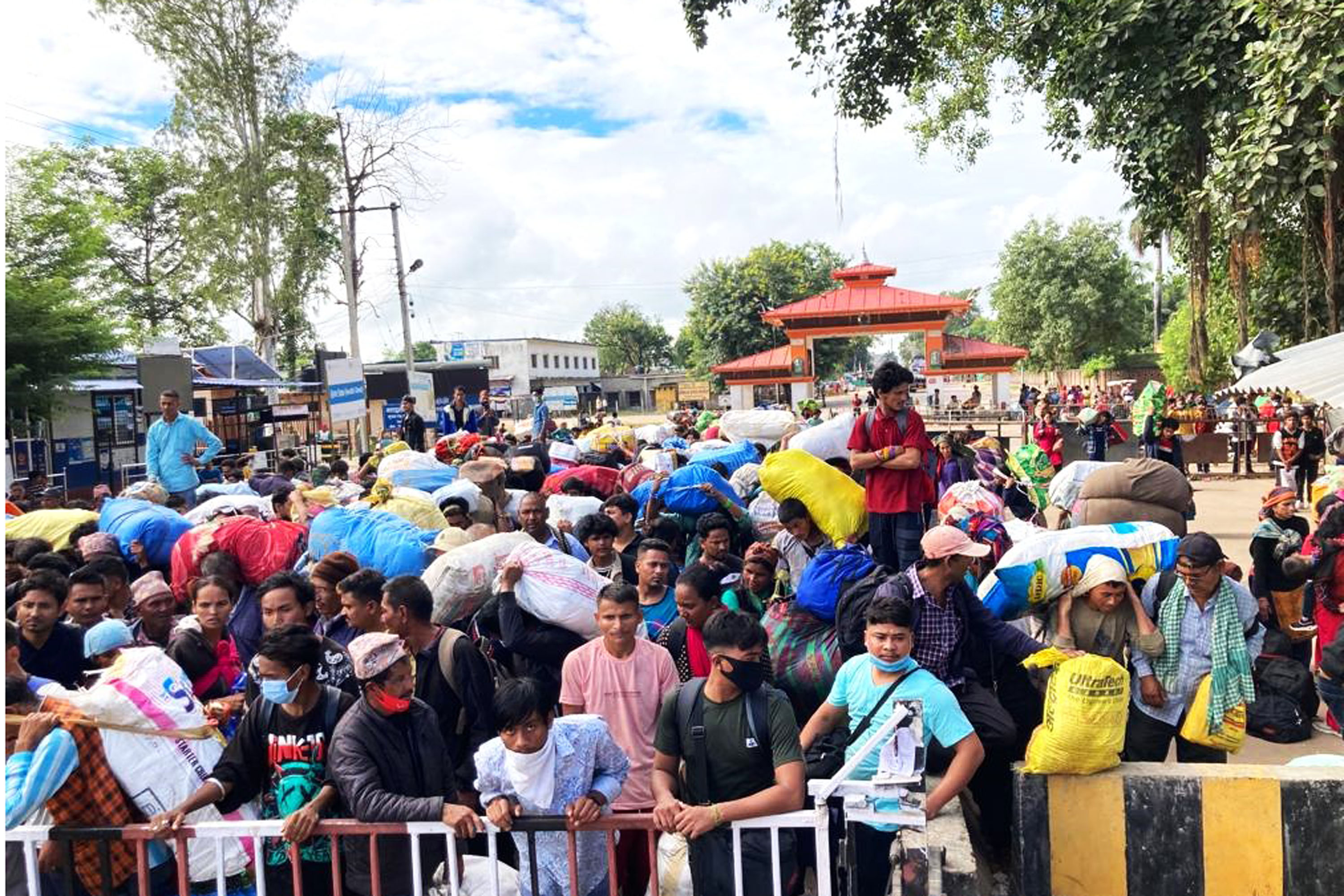 नेपालगञ्जमा कर्फ्युका कारण भारतबाट फर्केका नेपाली सीमा नाकामै अलपत्र