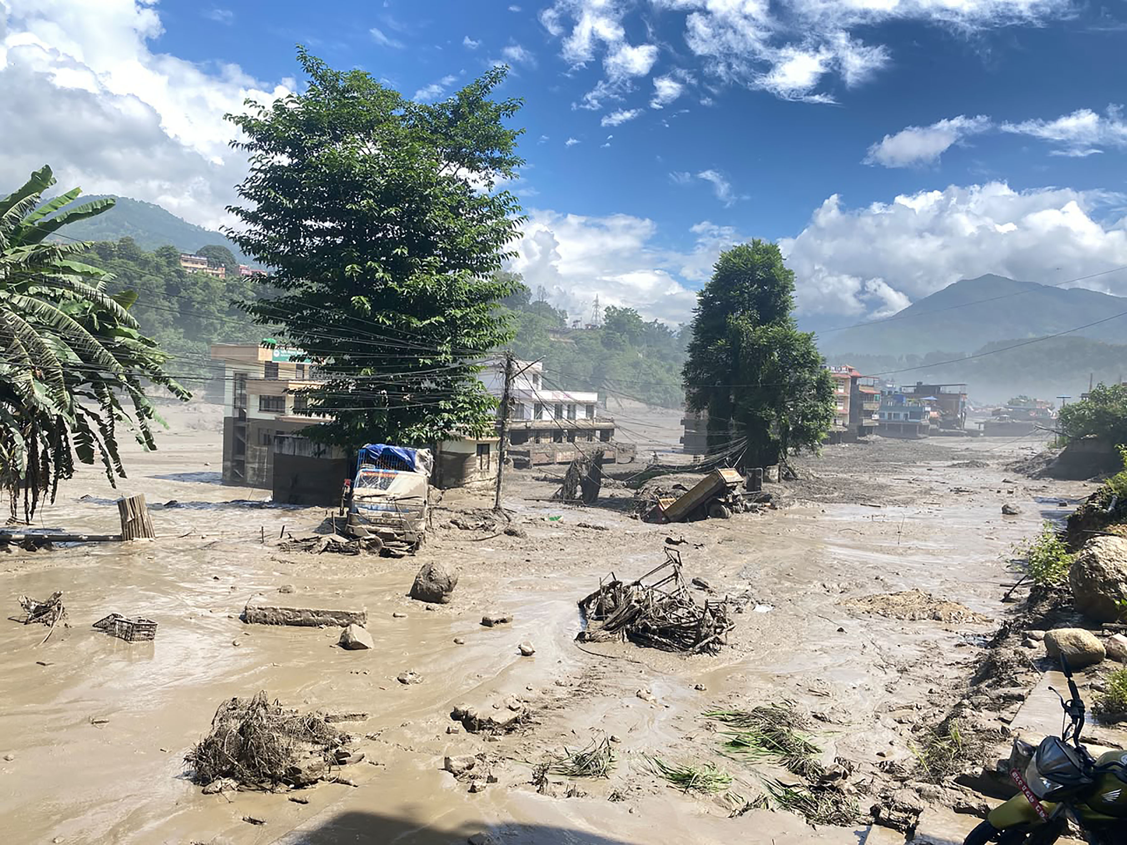 भोटेकोशी बाढीः तीन जनाको शव भेटियो, पाँच जनाको उद्धार