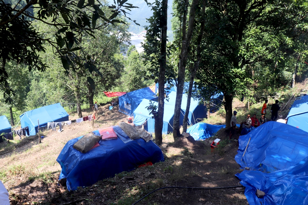 रसुवा बाढीमा १०२ बालबालिकाले गुमाए आमाबुवा, होल्डिङ सेन्टरमा रोइरहेका उनीहरूलाई छैनन् फुल्याउने मान्छे