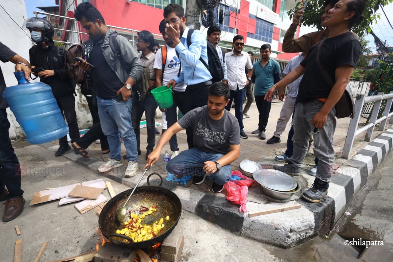 ग्यास अभावको विरोधमा आरआर गेटमा विद्यार्थीले पकाए खाना (तस्वीरहरू)
