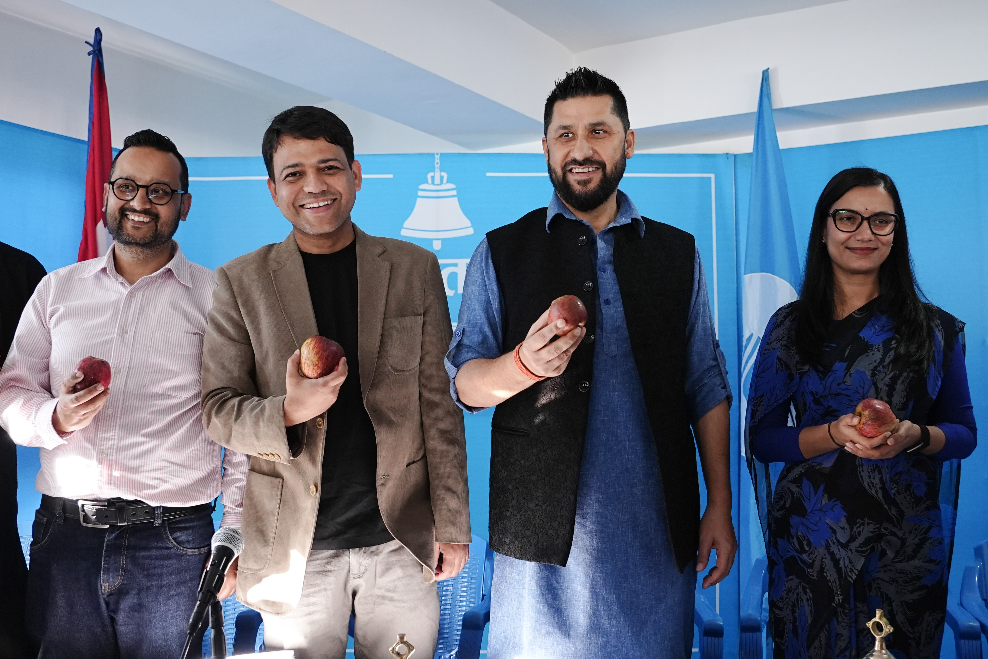 जुम्लाको स्याउ बाँडेर सुरु भयो रास्वपा केन्द्रीय समिति बैठक (तस्वीरहरू)