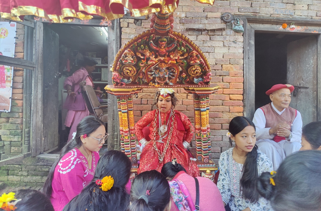तलेजुमा सर्वसाधारणद्वारा कुमारीको हातबाट टीका ग्रहण, तलेजुलाई देवगृह भित्र्याइयो